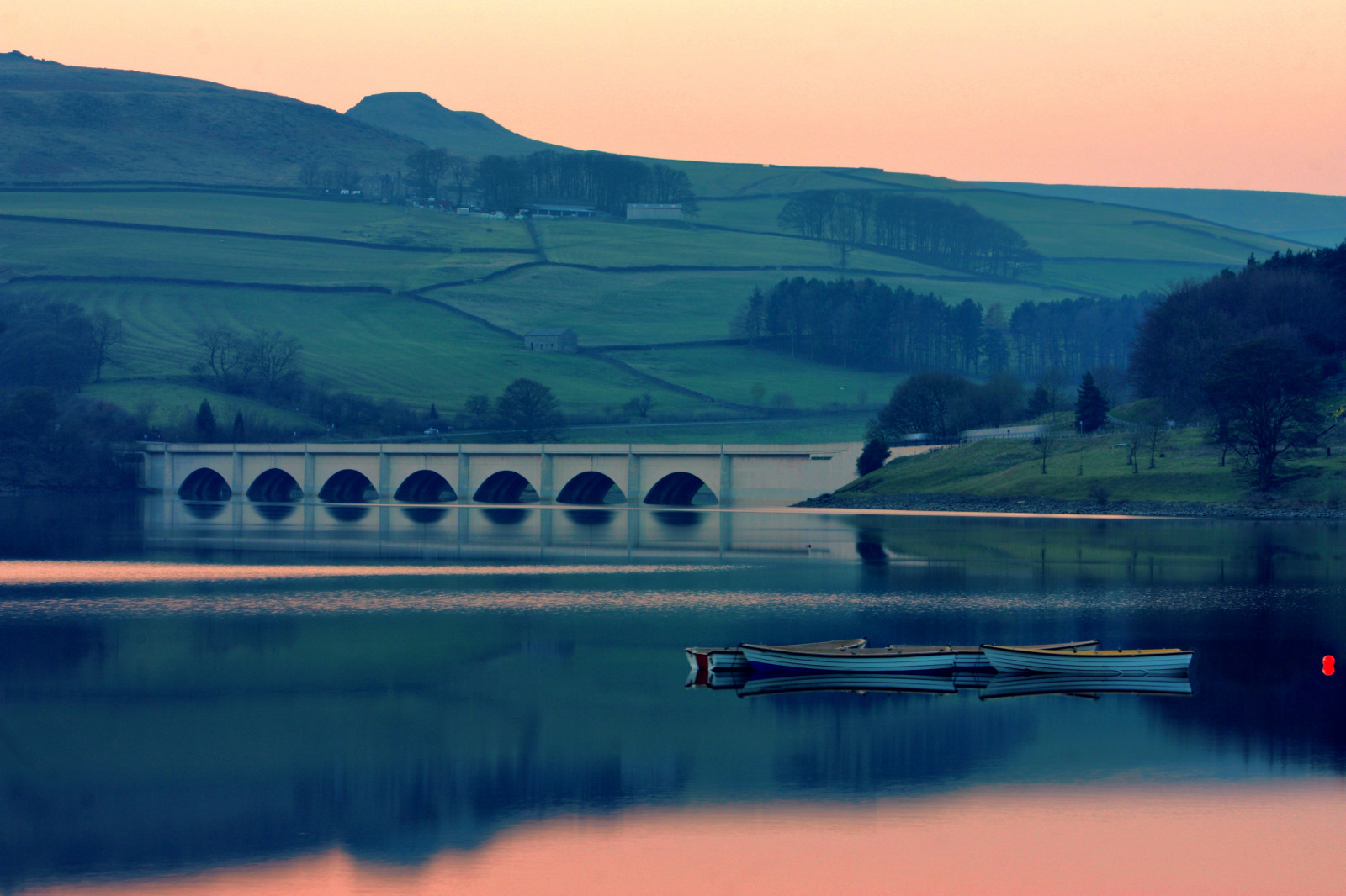 alberi, paesaggio, tramonto, collina, lago, acqua, natura, riflessione, cielo, parco, Alba, calma, verde, Inghilterra, sera, mattina, ponte, fiume, Canone, orizzonte, atmosfera, valle, Regno, Britannico, crepuscolo, UK, picco, tranquillo, calmo, distretto del Lago, leggero, bellissimo, archi, nazionale, ombre, montagna, alba, grande, unito, riflessi, barche, campagna, i campi, boa, tranquillo, sigma, serbatoio, marzo, Inglese, Gran Bretagna, quartiere, derbyshire, A57, 450d, montanaro, bosco, lago, sfondo del computer, bacino idrico ladybower, Derwent, Ladybower, risorse idriche, fixed link