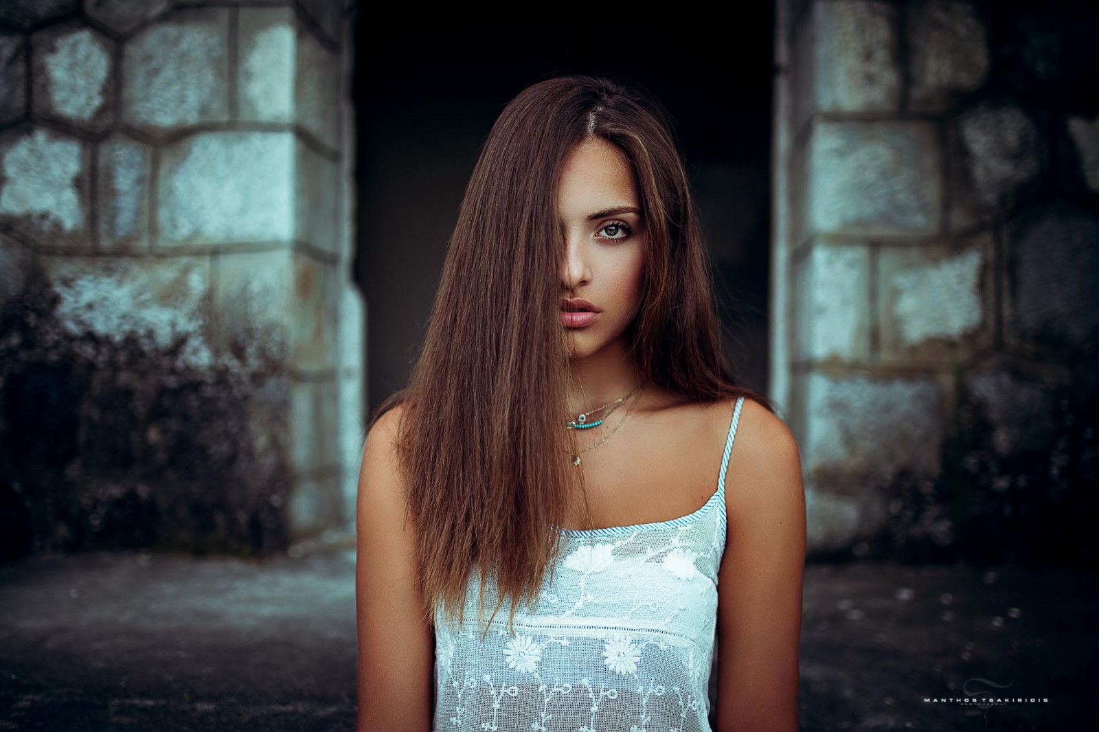 ženy, model, portrét, dlouhé vlasy, bruneta, fotografování, šaty, móda, vlasy v obličeji, Manthos Tsakiridis, emoce, Osoba, dívka, krása, fotografie, tma, momentka, portrétní fotografie, focení, hnědé vlasy