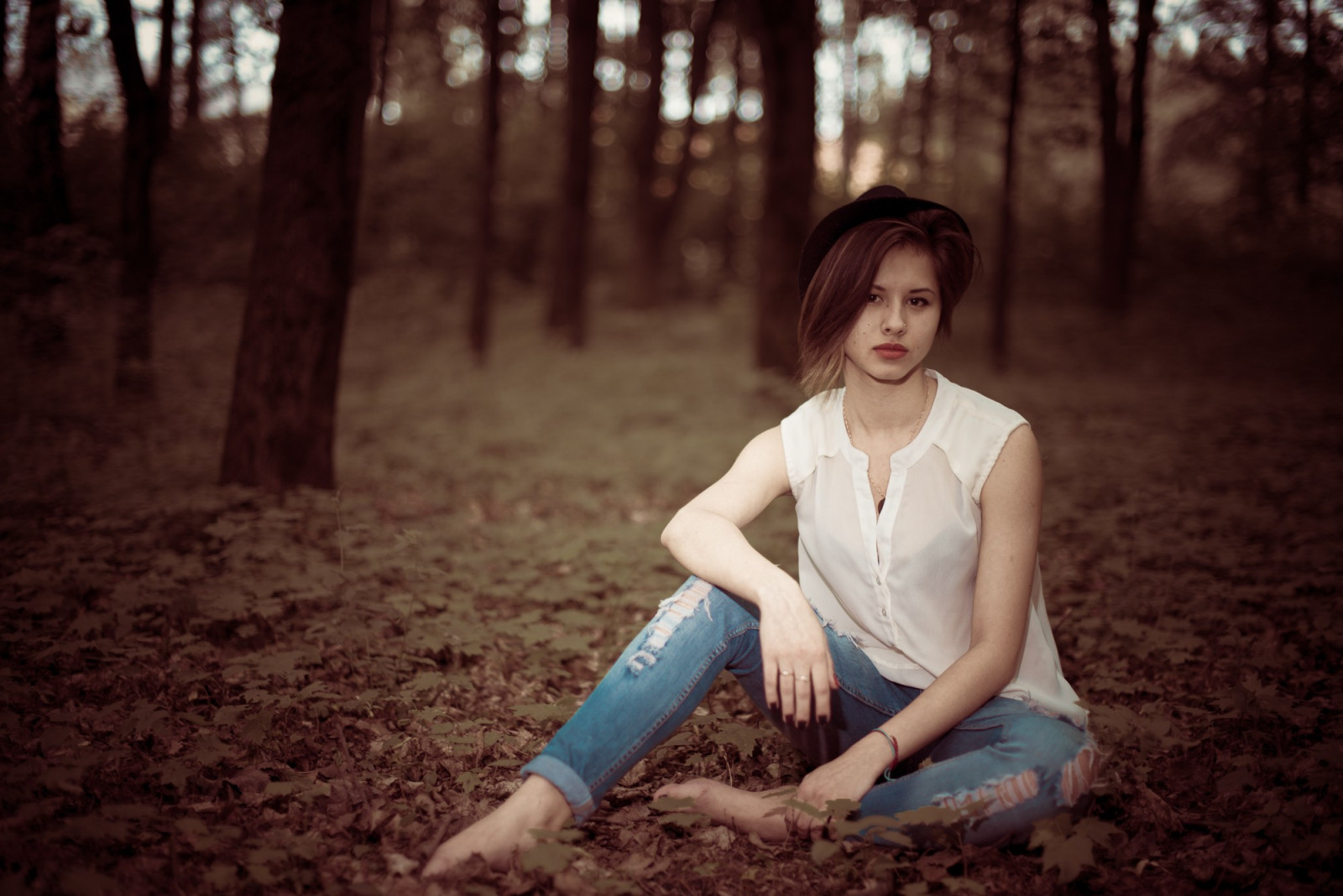 sollys, trær, skog, blader, mennesker, kvinner, modell, portrett, brunette, hatt, sitter, fotografering, jeans, hvite topper, følelse, vår, Person, høst, barn, pike, skjønnhet, årstid, kvinne, fotografi, menneskelige stillinger, portrettfotografering, fotografering