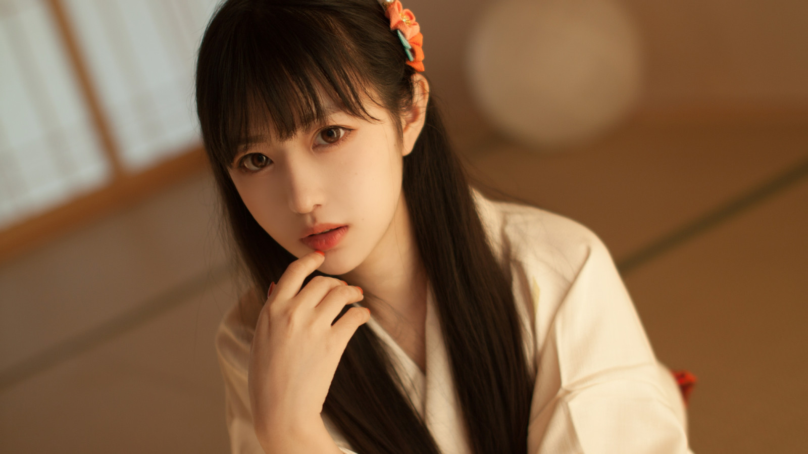 kůže, ret, rameno, obočí, oko, řasa, šaty, krk, flash photography, rukáv, chrám, street fashion, gesto, černé vlasy, ofina, šťastný, dlouhé vlasy, vrstvené vlasy, hime cut, hnědé vlasy, zblízka, událost, zápěstí, japonský idol, módní doplněk, dolní končetina, šperky, nehet, maso, portrétní fotografie, portrét, přílba, kravata, modelka, Broskev, víčko, hlubotiskové idol, focení, sedící, model, jednotný