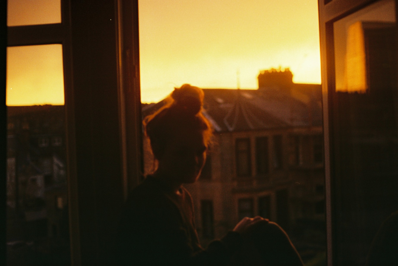 ulice, západ slunce, Červené, nebe, oranžový, žena, Dům, domů, okno, dívka, silueta, žlutý, ženský, Mládí, ložnice, sedící, mladý