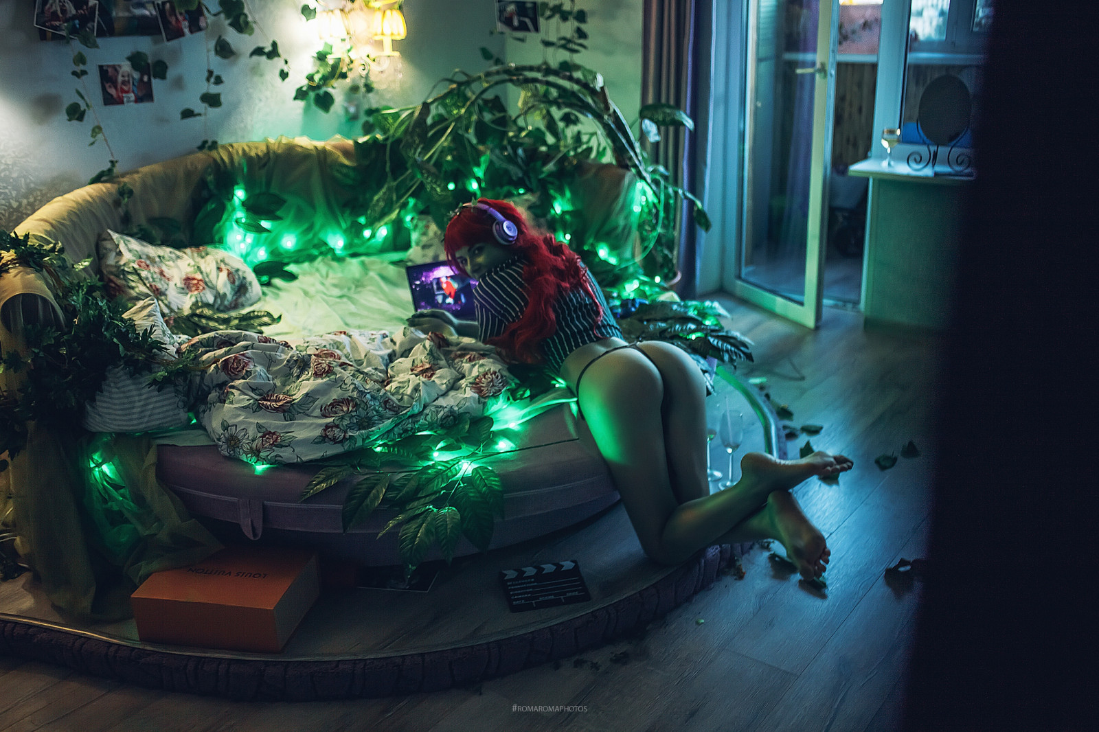 Inga Sunagatullina, Roma Roma, ผู้หญิง, โมเดล, หัวแดง, Poison Ivy, กางเกง, ตูด, คุกเข่า, แล็ปท็อป, เสื้อ, หูฟัง, ผู้หญิงในบ้าน, มองข้ามไหล่, เท้าเปล่า