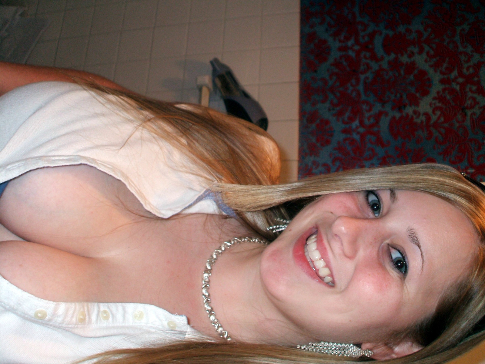 model, ochi, colier, clivaj, par, gură, ţâţe, Persoană, piele, îmbrăcăminte, fată, frumuseţe, zâmbet, femeie, mână, doamnă, deget, picior, blond, corpul uman, organ