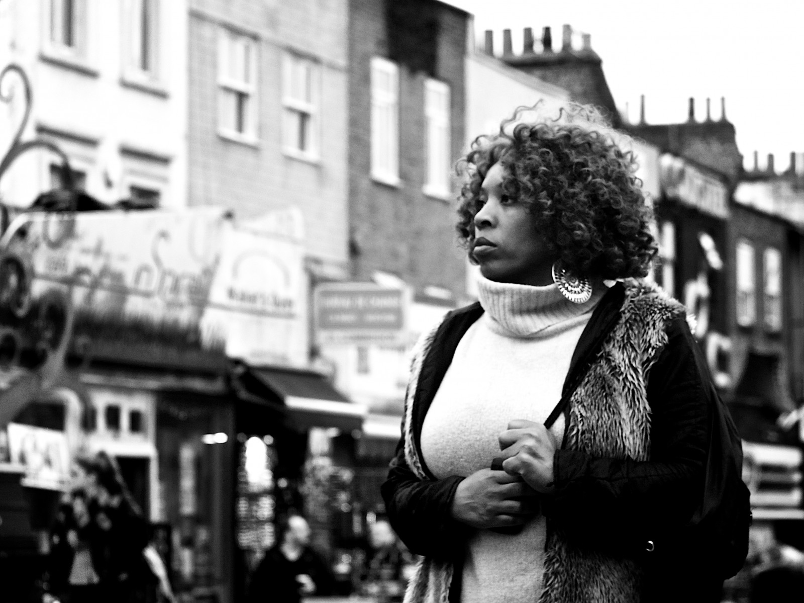 ulice, město, Spojené království, městský, Černý a bílý, tělesné, žena, Londýn, černobílý, Ztracený, 50mm, Mono, Černá bílá, sama, bokeh, Camden, upřímný, ohleduplný, streetphotography, Olympus, sólo, myslící, zamyšlený, osamělý, spojka, osamělý, ZUIKO, OMD, opuštěný, vintageglass, oldglass, northlondon, Omsystem, EM5, legacylens