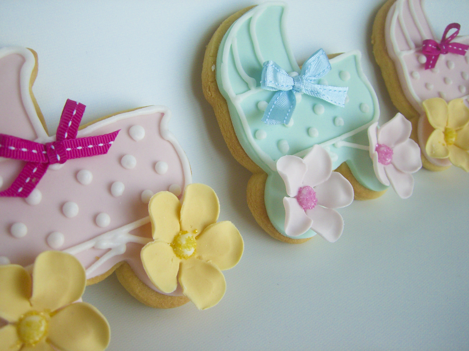 สีชมพู, ดอกไม้, สีน้ำเงิน, มะนาว, คุกกี้, ลายจุด, คัพเค้ก, คันธนู, การขนานนาม, babyshower, ตกแต่ง, Polk, decorbabyshowercupcakebowflowerspolkadotsbluepinklemonbuttercreamchristeningcookie