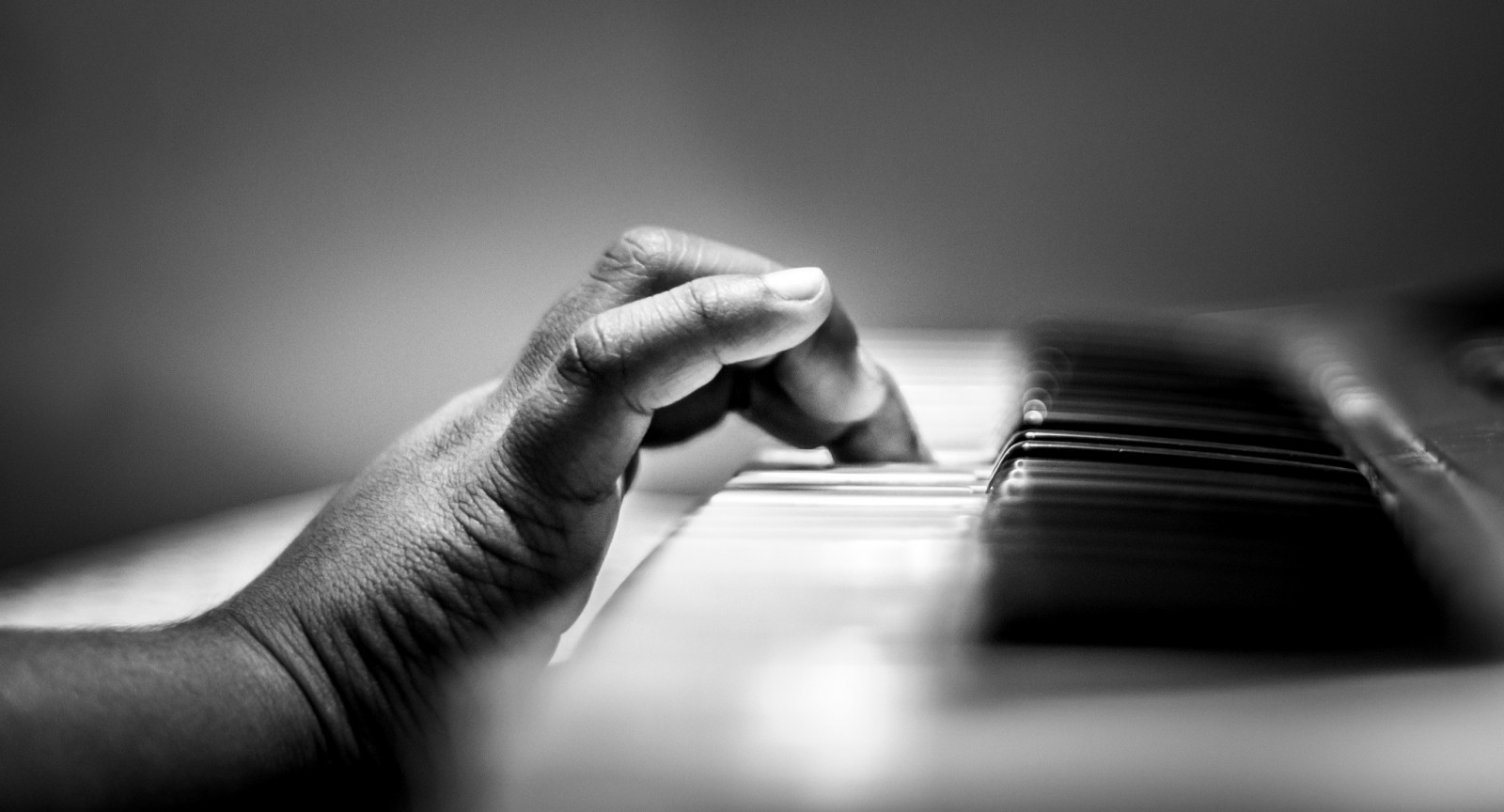 สีขาว, ดำ, ขาวดำ, การถ่ายภาพ, เปียโน, การเขียน, เบา, มือ, นิ้ว, ความมืด, ความรู้สึก, ดำและขาว, ถ่ายภาพขาวดำ, ใกล้ชิด