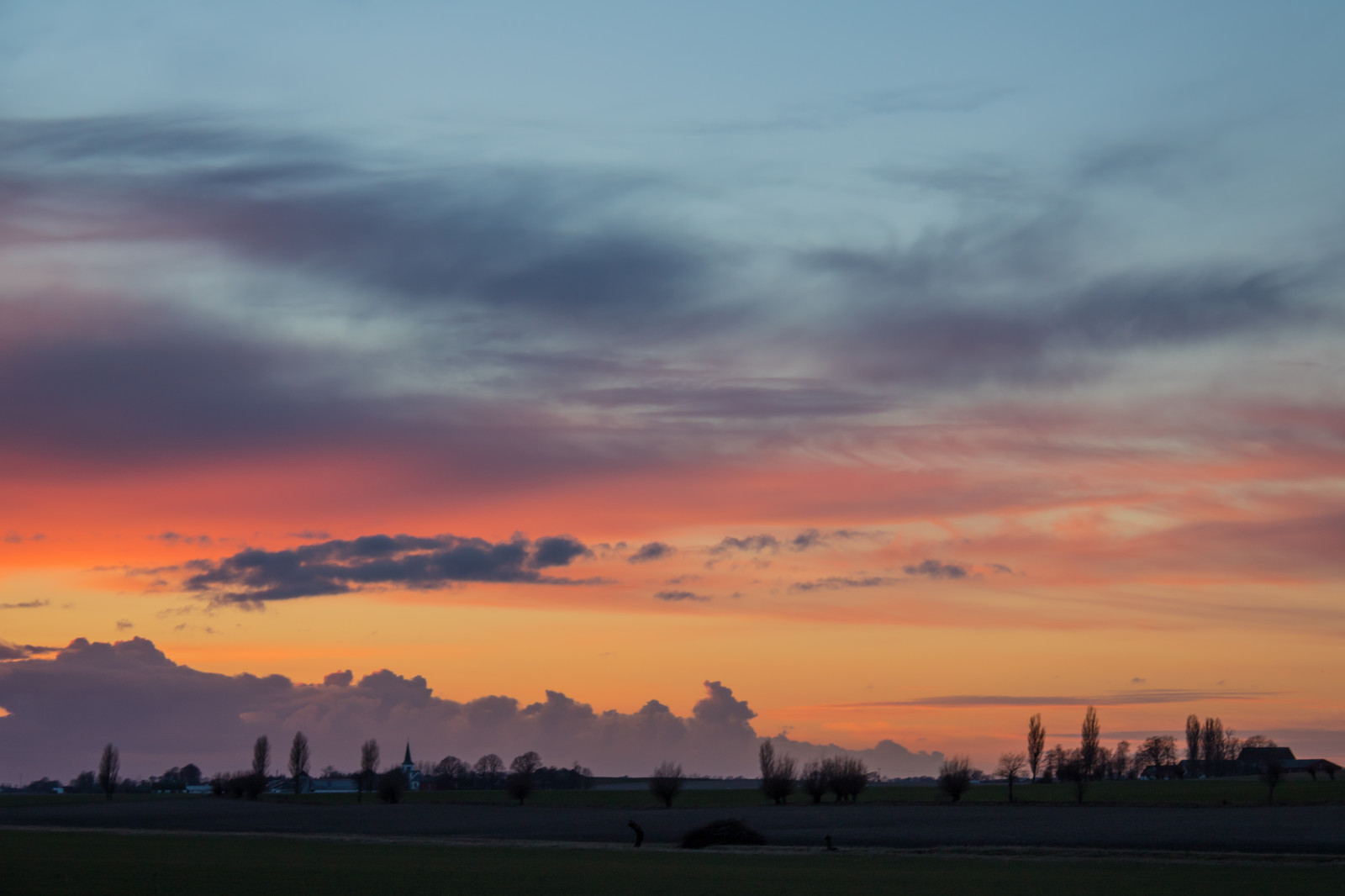slunečnímu záření, krajina, západ slunce, nebe, pole, svítání, panoráma, večer, ráno, horizont, atmosféra, soumrak, mrak, svítání, nebe, solnedg ng, venkov, moln, skymning, landsbygd, landskap, prostý, prérie, atmosférický jev, odlesk, červená obloha v dopoledních hodinách, meteorologický jev