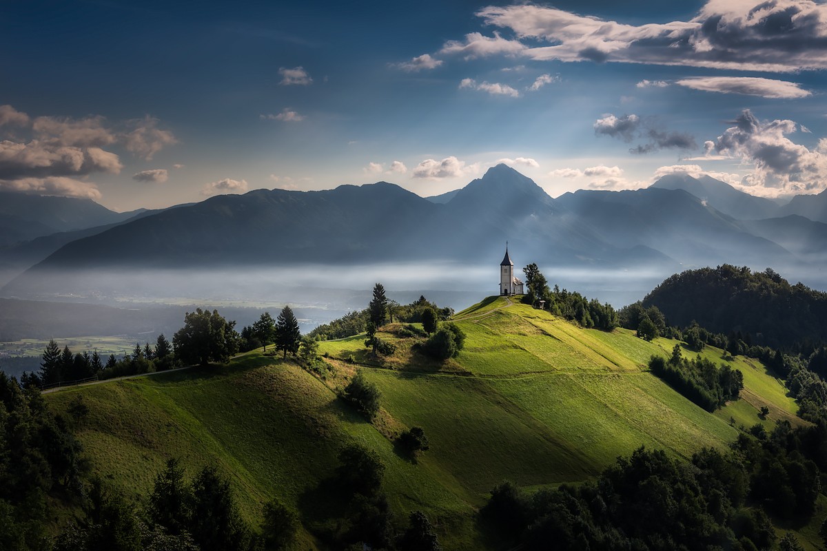 zonlicht, bomen, landschap, bergen, zonsondergang, zee, heuvel, meer, natuur, reflectie, hemel, fotografie, zonsopkomst, avond, ochtend-, mist, horizon, panorama, vallei, kerk, schemer, Alpen, Slovenië, plateau, wolk, boom, berg-, dageraad, fjord, landelijk gebied, atmosferisch fenomeen, computer wallpaper, bergachtig landforms, landform, geografisch kenmerk, luchtfotografie, bergketen, meteorologisch verschijnsel