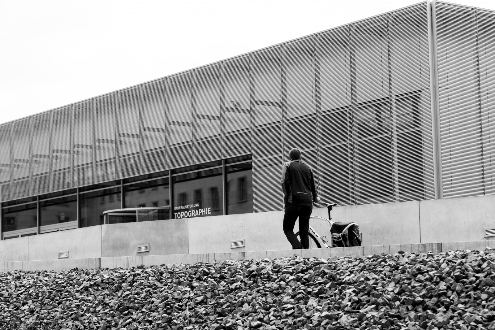 Berlin, Berlim, berlinstreet, berlinstreets, Tyskland, deutschland, Alemanha, Europa, Europa, cykel, Bicicleta, væg, tysk, Canon, canon6d, brazilianphotographer, sort hvid, bw, pretoebranco, pb, herrer, fotografosbrasileiros, fotografiaderua, dag, dslr