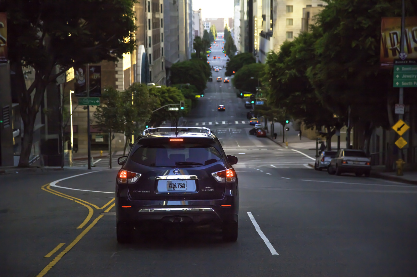 gade, nat, bil, køretøj, vej, Nissan, Trafik, sportsvogn, Pathfinder, infrastruktur, fodgænger, netcarshow, netcar, bil billeder, bil foto, 2014, superbil, skærmbillede, bane, bil make