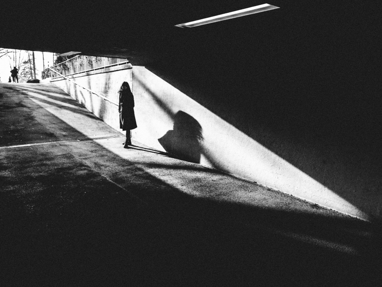 kontrast, bílý, Černá, černobílý, temný, ulice, stín, vozidlo, letoun, letadlo, slunce, Švýcarsko, vojenská letadla, obilí, metro, Zurich, Sluneční paprsek, světlo, žena, tvar, tma, streetphotography, křídlo, ricoh, 2, obraz, švýcarský, GRD, surf, Atmosféra Země, Černý a bílý, monochromatické fotografování, surfování zařízení a potřeby, proudová letadla, zuerich
