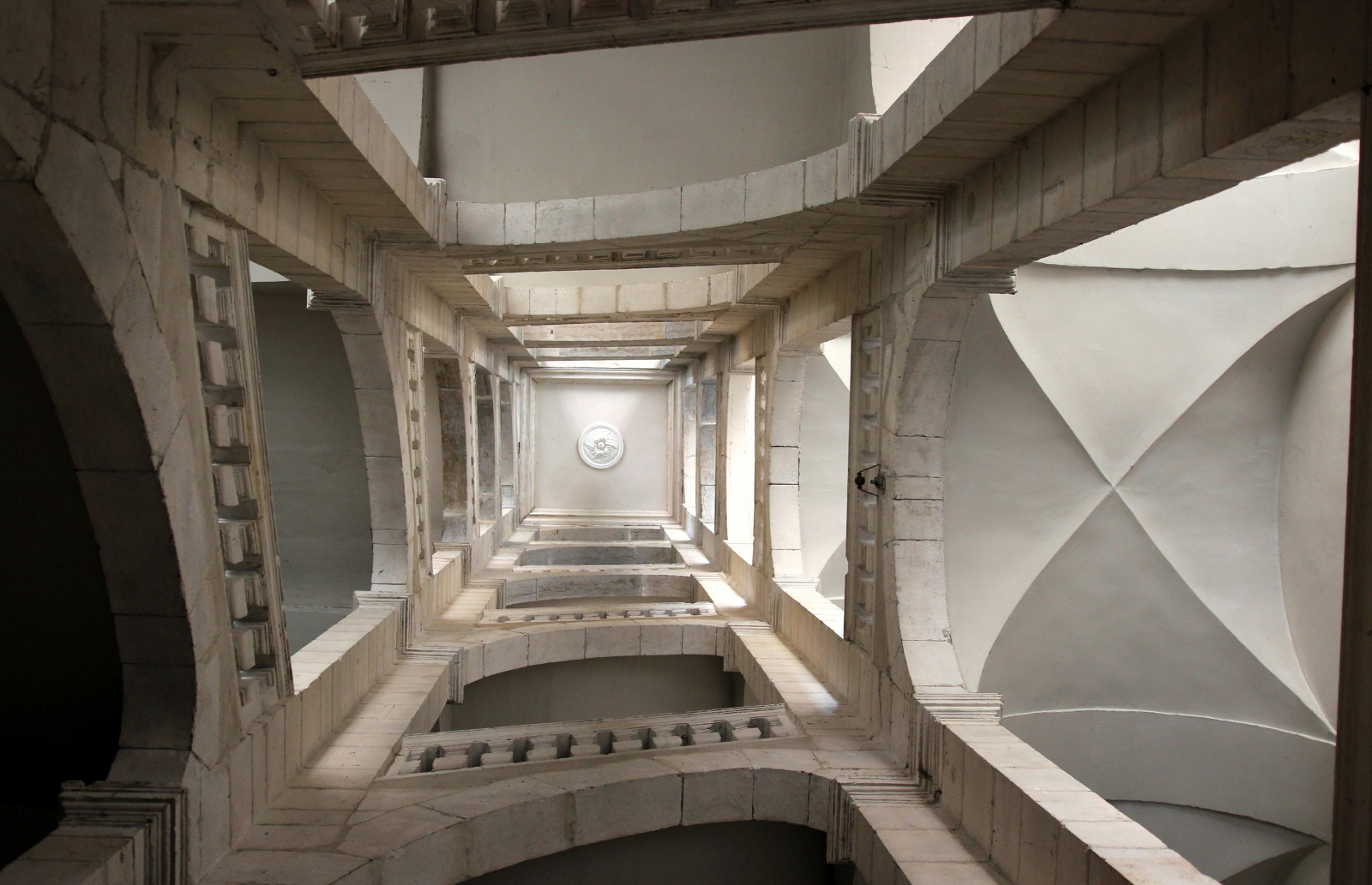 struktura, architektura, symetrie, denní osvětlení, schody, turistická atrakce, budova, oblouk, strop, sloupec, fasáda