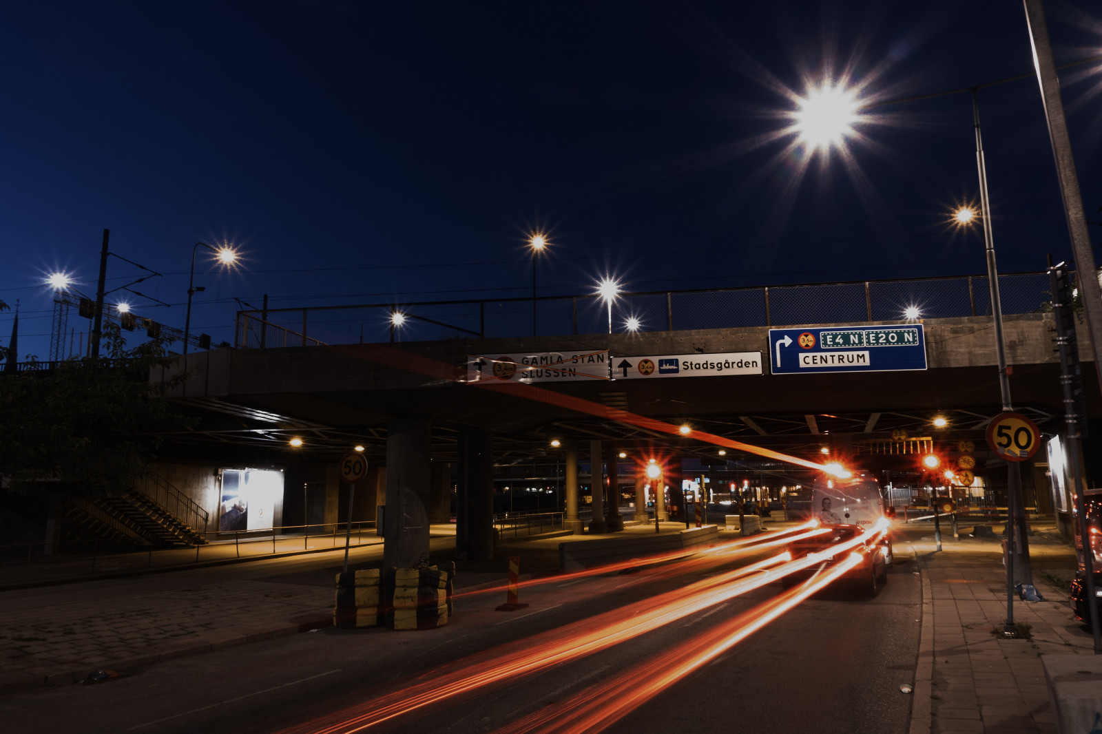 gadebelysning, bybilledet, nat, vej, Lang eksponering, aften, bro, Trafik, Stockholm, Sverige, hovedvej, skumring, Overføring, transportere, infrastruktur, lys, downtown, belysning, knudepunkt, mørke, bane, byområde, hovedstadsområde, offentlig transport