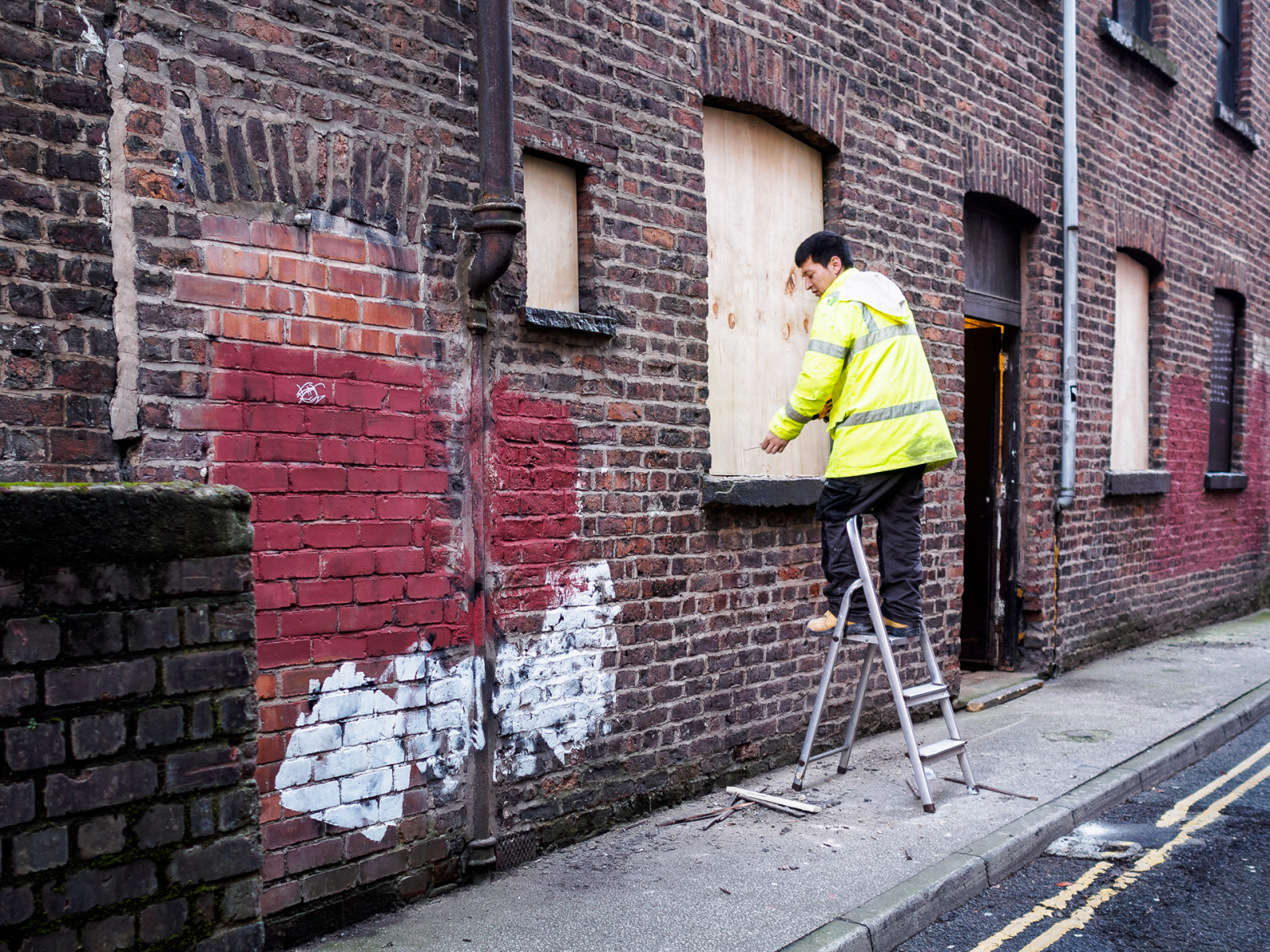 mennesker, vindue, by, gade, by-, bygning, væg, vej, hus, stående, dør, UK, asfalt, trin, Mursten, gyde, mand, farve, tag, døråbning, streetphotography, kuld, fortov, lunaphoto, urbanarte, manchester, Det Forenede Kongerige, doubleyellowlines, baggyder, M43, nikcolorefex, microfourthirds, peterbartlett, olympusomdem5, facade, reparation, faldefærdige, kvarter, murværk, murer, backturnerstreet