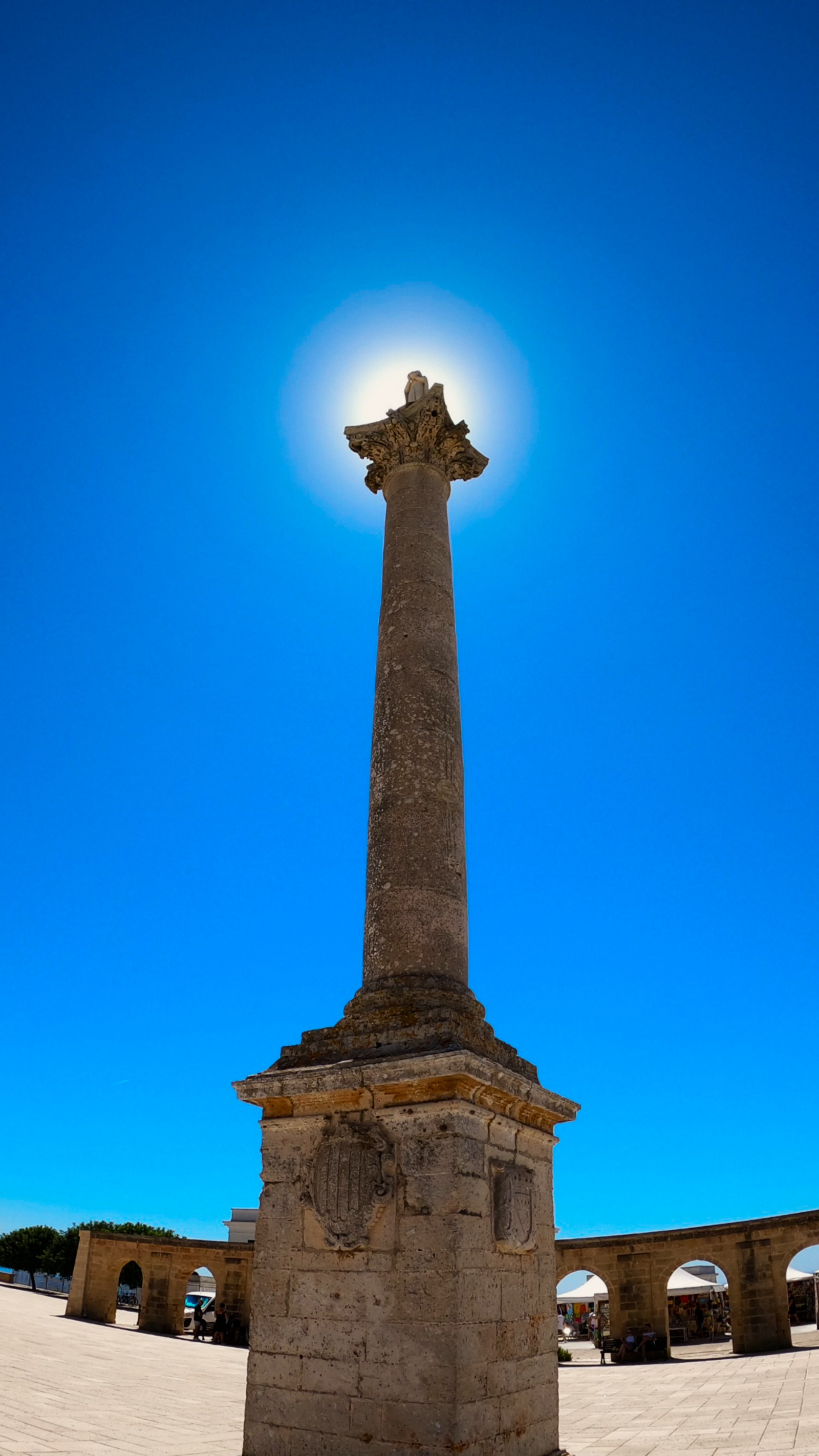 puglie, náměstí, oblouk, socha, slunce, venku, Staň se profesionálem, lidé, El mei de tutt, Itálie