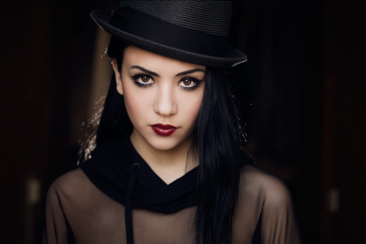 twarz, czarny, kobiety, Model, portret, okulary, kapelusz, fotografia, piosenkarz, czerwona szminka, czarne włosy, moda, Osoba, odzież, Supermodelka, piękno, oko, dama, 1200 x 800 pikseli, Fotografia portretowa, sesja zdjęciowa, brązowe włosy, Ludzkie ciało, Subkultura gotycka