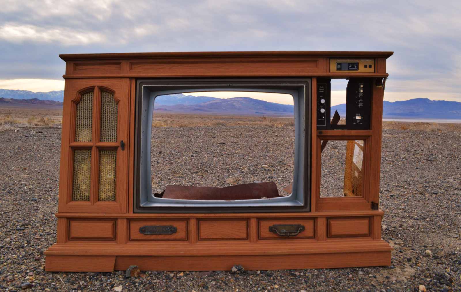 Fenster, Fernseher, Motel, Nevada, Möbel, Holzbeize, Geisterstadt, Fernsehen, Coaldale, weißer Berg, Consoletelevision, Usroute6, Grandarmyoftherepublichighway, Coaldalejunction, Usroute95, Whitemountaincafe