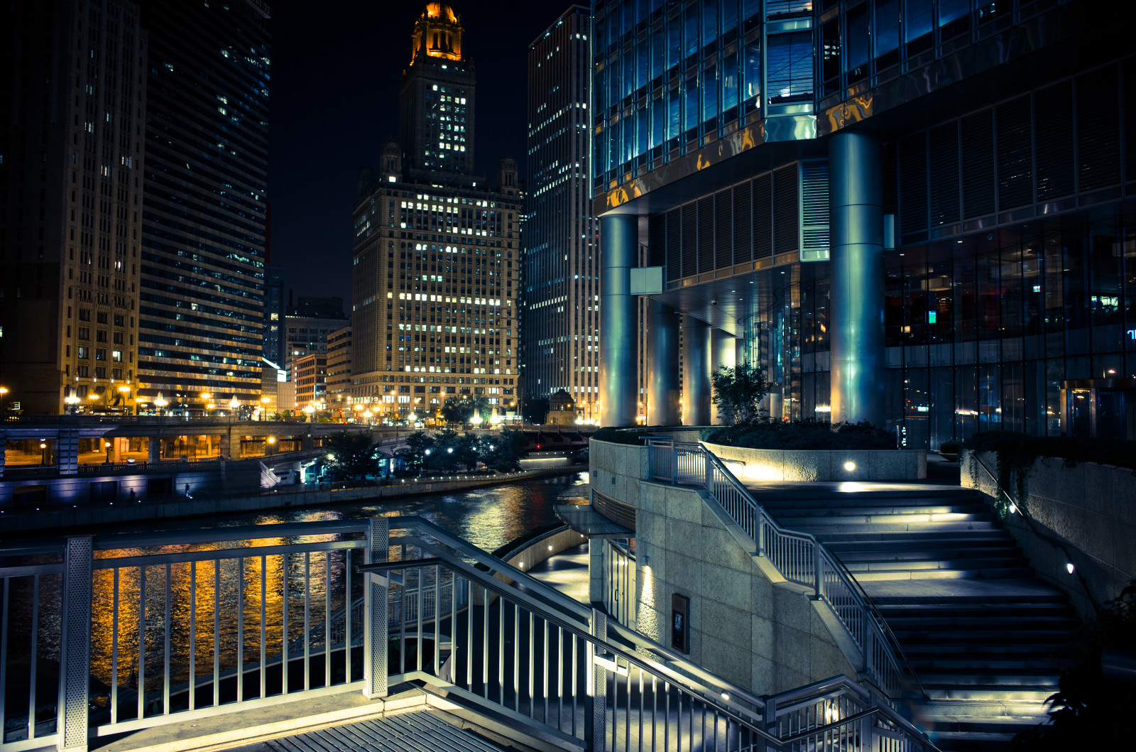 Metropolitní oblast, panoráma města, metropole, město, mrakodrap, urban area, mezník, noc, odraz, budova, centrum, panelový dům, architektura, panoráma, během dne, kondominium, večer, nebe, smíšené využití, tma, symetrie, fasáda