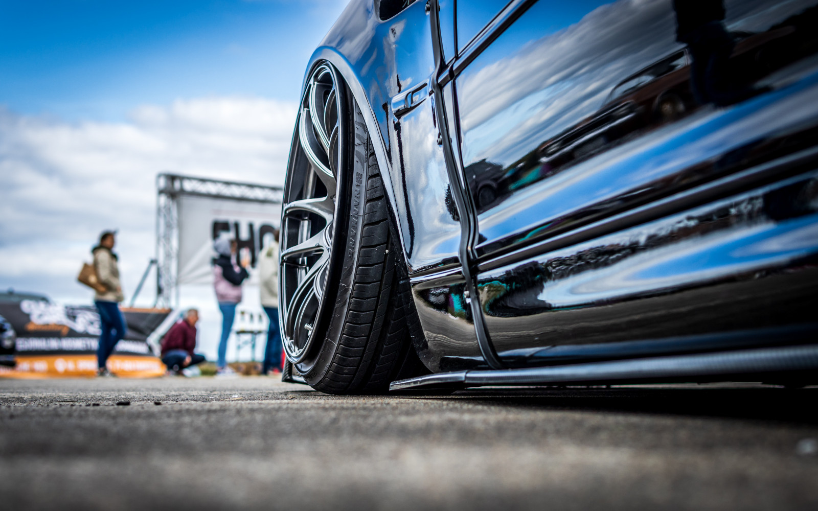 mrak, pneumatika, kolo, nebe, vozidlo, automotive Lighting, kapuce, automotive pneumatiky, motorové vozidlo, auto, automobilového designu, šlapat, mřížka, ozdobný kryt, kola z lehkých slitin, nárazník, syntetická guma, automobilový exteriér, okraj, válcování, vehicle door, Blatník, automotive wheel system, asfalt, osobní luxusní automobil, světlomet, péče o pneumatiky, auto part, mluvil, petrolejově modrá, výkon auta, Automotive fog light, sportovní auto, silnice, luxusní vůz, střední velikost auta, rodinný vůz, v plné velikosti vůz, kompaktní vůz, vlastní auto, městské auto, sportovní sedan, klasická auta, klasický, oceán, výkonné auto, logo, limuzína