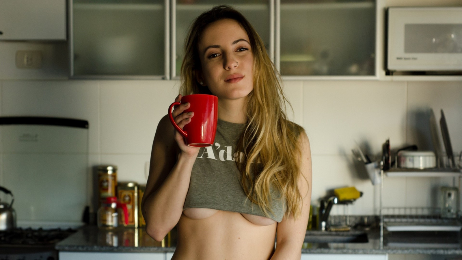 donne, modello, capelli lunghi, guardando spettatore, cucina, moda, capelli, tazza, Persona, capi di abbigliamento, underboob, ragazza, bellezza, mano, signora, gamba, biondo, servizio fotografico, capelli castani, corpo umano