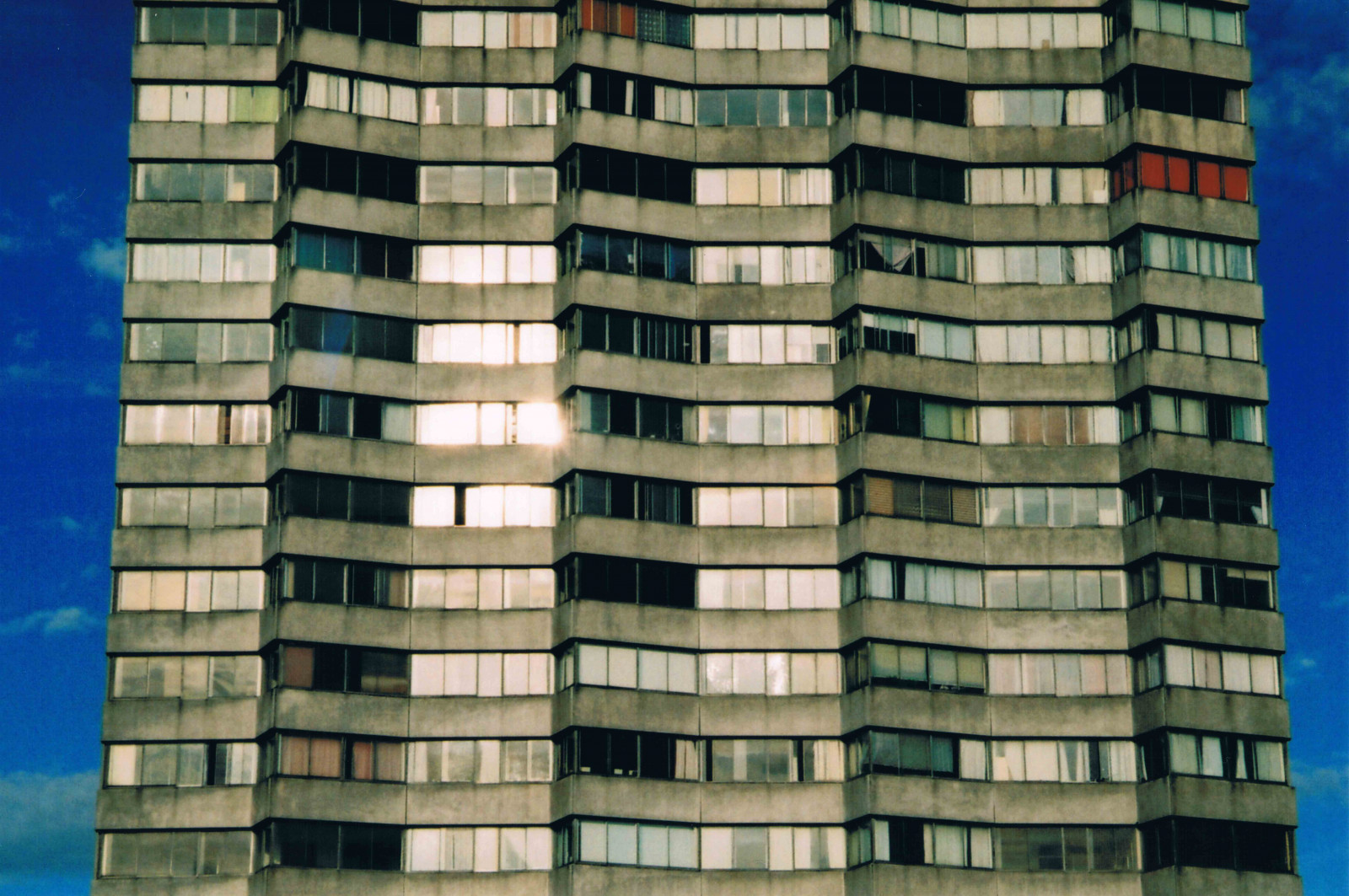 finestra, architettura, costruzione, riflessione, simmetria, grattacielo, bicchiere, metropoli, 35MM, calcestruzzo, angolo, film, analogico, appartamento, condominio, Kent, giorno, towerblock, facciata, appartamenti, quartier generale, area urbana, area metropolitana, palazzone, illuminazione diurna, uso misto, timmranson, edificio commerciale, brutalismo, fujisuperia, Margate, sede centrale, Arlingtonhouse