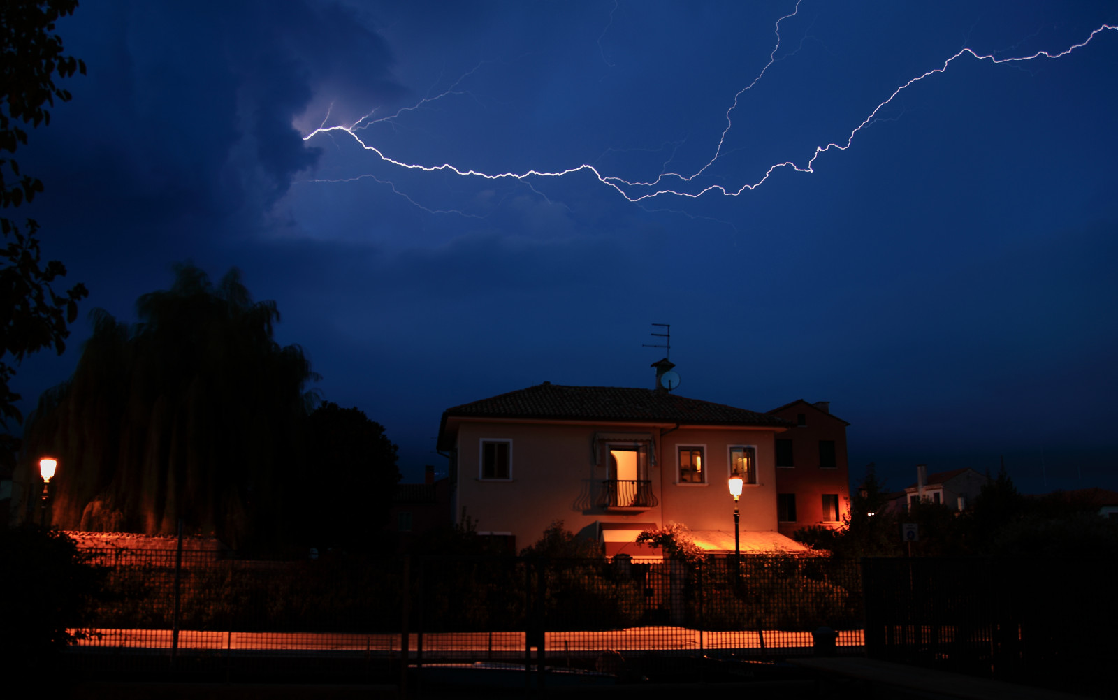 krajina, Itálie, noc, nebe, Benátky, Dům, Blesk, bouřka, večer, kouzlo, Kánon, atmosféra, soumrak, hrom, půlnoc, elektřina, Šroub, světlo, mrak, strom, 5 d, Italia, osvětlení, bouřka, tma, eos, Venezia, štika, meteorologický jev, elektrické napájení, jev, lido, fulmine, Malamocco