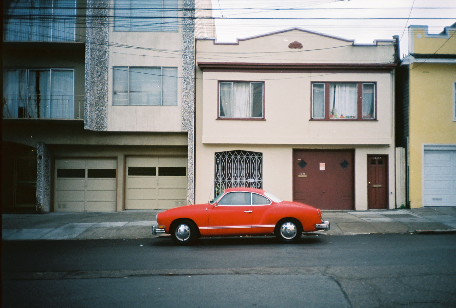 거리, 차, 건물, 차량, 벽, 집, 폭스 바겐, 빈티지 자동차, 의자 가마, 권위 있는, 폭스 바겐, 정면, 카르멘 기아, 자동차 디자인, 자동차 외장, 가족 용 자동차, 소형차, 자동차, 도시 자동차, 소형차, 중형차, kodakektar, Foundinsf, gwsf