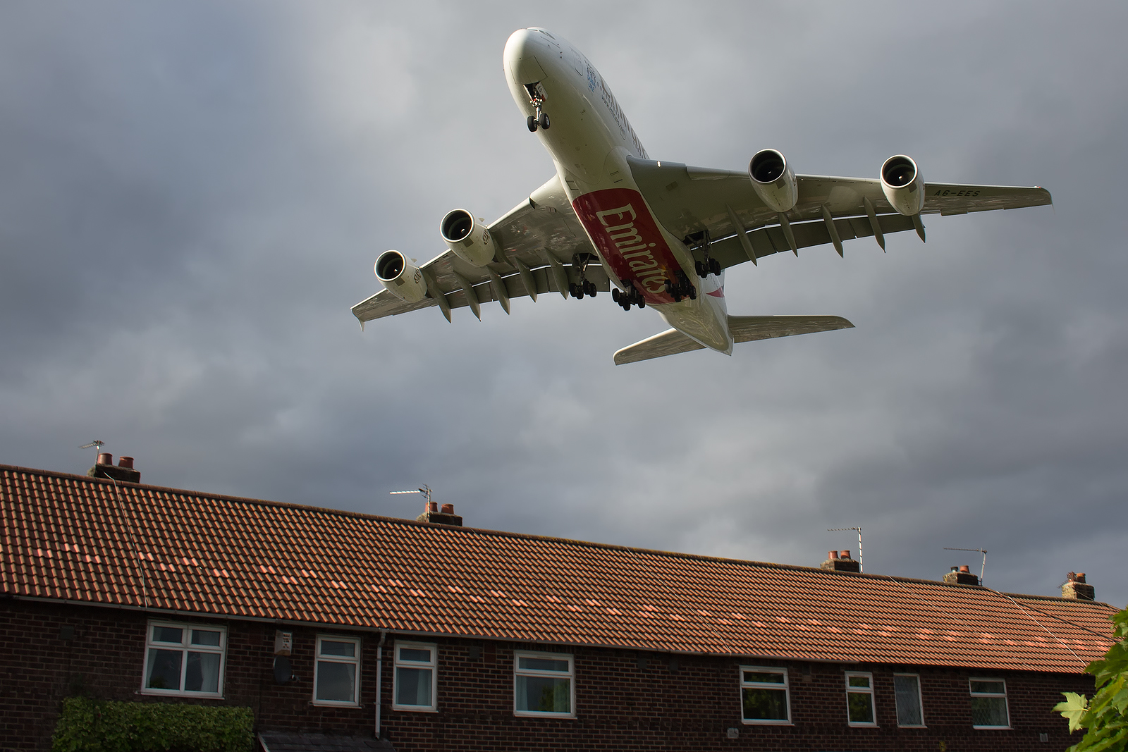 domy, domovy, západ slunce, komín, nebe, slunce, Dům, muž, mraky, letadlo, Kánon, letoun, Manchester, dubaj, letectví, motor, Rolls Royce, M, přistání, Emirates, rozostření pohybu, Arab, letadla, Airbus, A380, Pánev, rýžování, přistávací dráha, PV, obrovský, aero, město Manchester, Letiště Manchester, DXB, RVP, manc, Ringway, arabemirates, Airbus A380, ESPS, AV8, omdb, superjumbo, emiratesairline, aviationviewingpark, avgeek, Shadowmoss, canon700d, manairport, ringwayroad, landingear, runwayvisitorpark, runwayvistitorpark, a6ees, manchesterrunwayvisitorpark, shadowmosssroad