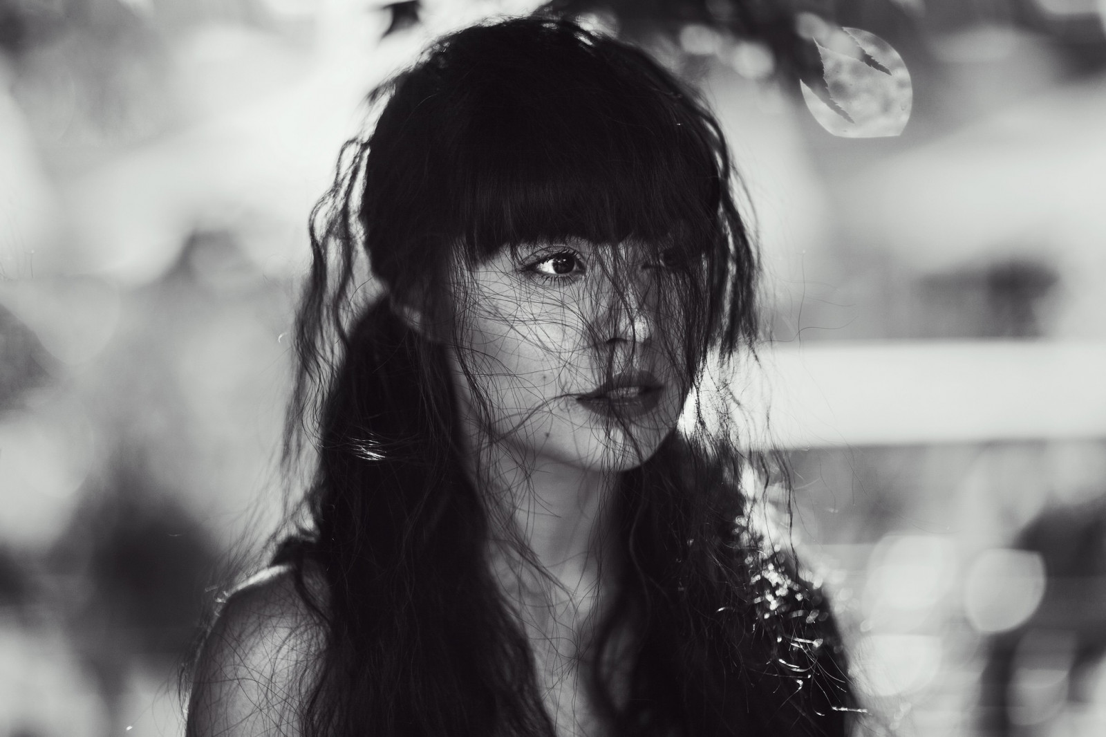 สีขาว, ดำ, ผู้หญิง, ขาวดำ, โมเดล, แนวตั้ง, มองไป, หิมะ, การถ่ายภาพ, ทับทิมเจมส์, ผมอยู่หน้า, อารมณ์, หัว, หญิงสาว, ความงาม, ตา, ดำและขาว, ถ่ายภาพขาวดำ, การถ่ายภาพบุคคล, ใกล้ชิด