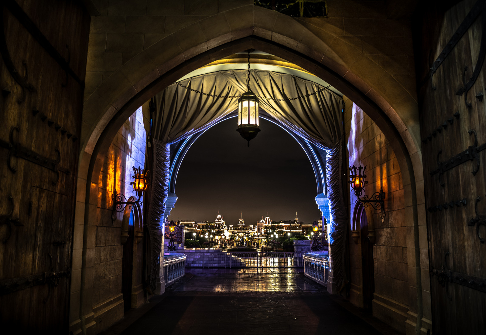 okno, město, noc, architektura, budova, nebe, nachový, symetrie, modrý, hrad, kouzlo, Popelka, Nikon, Království, oblouk, Disney, katedrála, kaple, Florida, Lightroom, rodina, dovolená, výstřel, UMĚNÍ, světlo, zakalený, cestovat, osvětlení, brána, tma, iphoneografie, instagramapp, místo uctívání, svět Disney, waltdisneyworld, WDW, iphoneonly, Mickey Mouse, allshots, zábavní park, Walt Disney, disneyphotochallenge