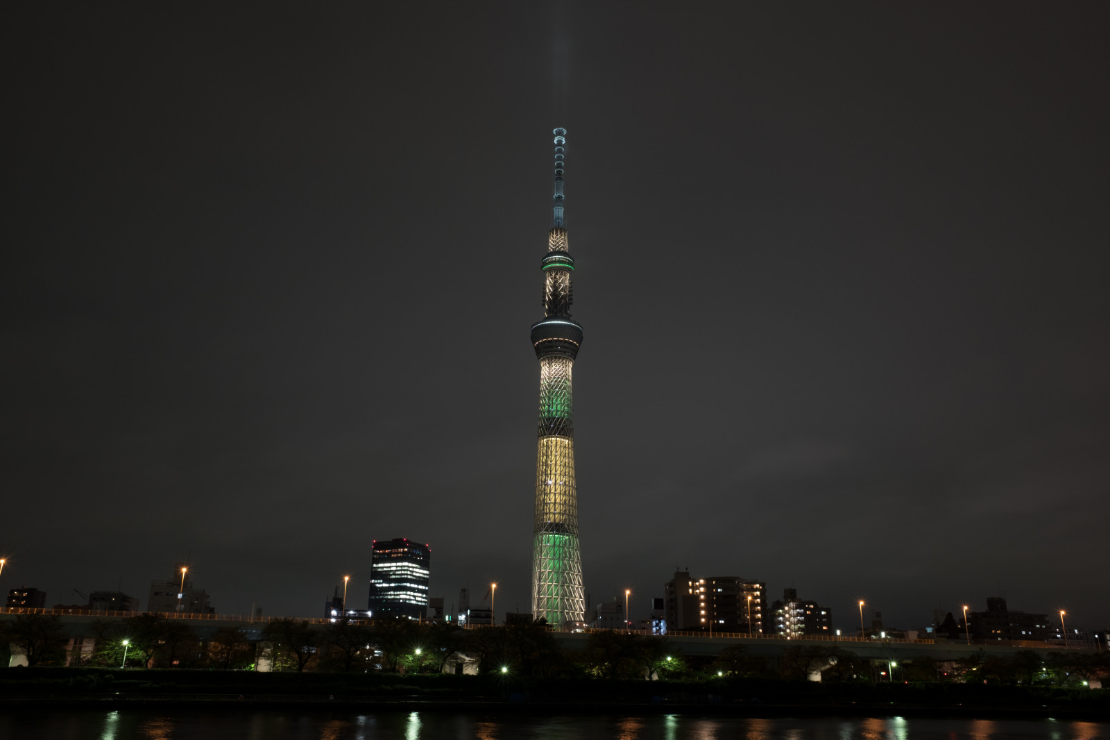Japonsko, město, panoráma města, noc, architektura, odraz, panoráma, mrakodrap, večer, věž, horizont, soumrak, metropole, Brasil, Tokio, Fujifilm, jp, Skytree, světlo, mrak, zakalený, osvětlené, osvětlení, CC, fuji, tma, Fujinon, mezník, Tokyo Sky Tree, classicchrome, x, X70, CreativeCommons, braziliannationalflag, olympijský, Atmosféra Země, Metropolitní oblast, lidské osídlení, panelový dům