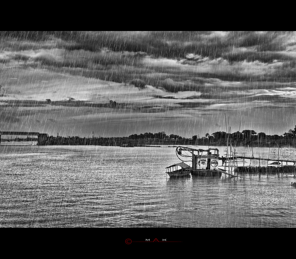 krajina, čierna, čln, Monochrome, voda, odraz, neba, vozidlo, dážď, fotografovanie, mraky, rieka, nikon, telesné, čierna biela, dažďová kvapka, jazero, čierna a biela, monochromatické fotografovanie