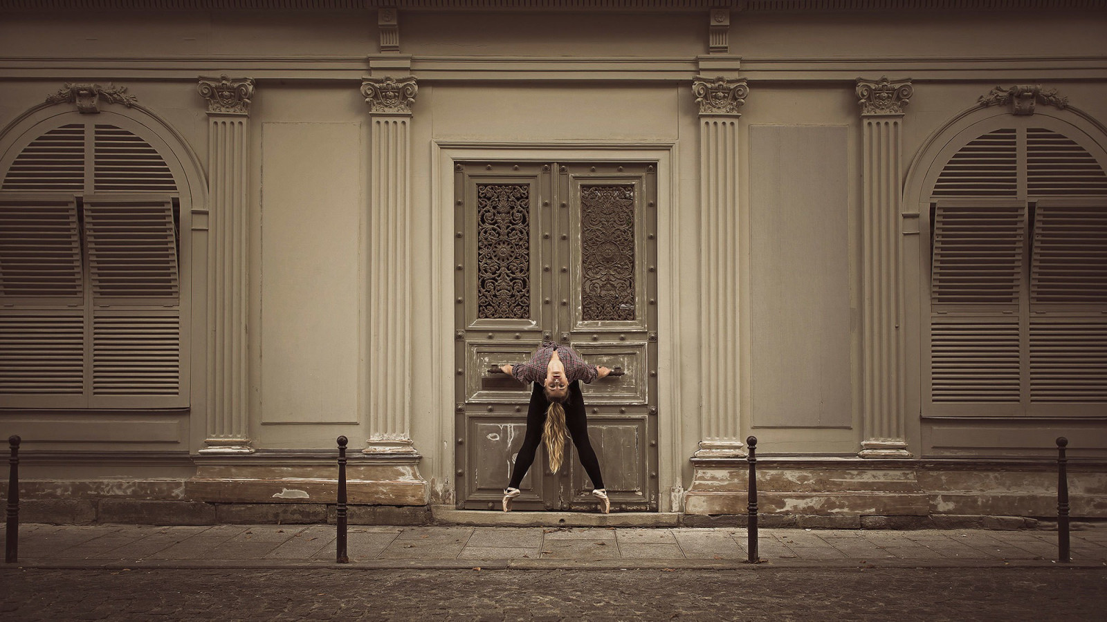 bílý, ženy, černobílý, okno, architektura, dřevo, symetrie, sloupec, dveře, balerína, oblouk, Vzhled interiéru, pružný, světlo, tvar, hala, fotografie, tma, turistická atrakce, Žaluzie okna