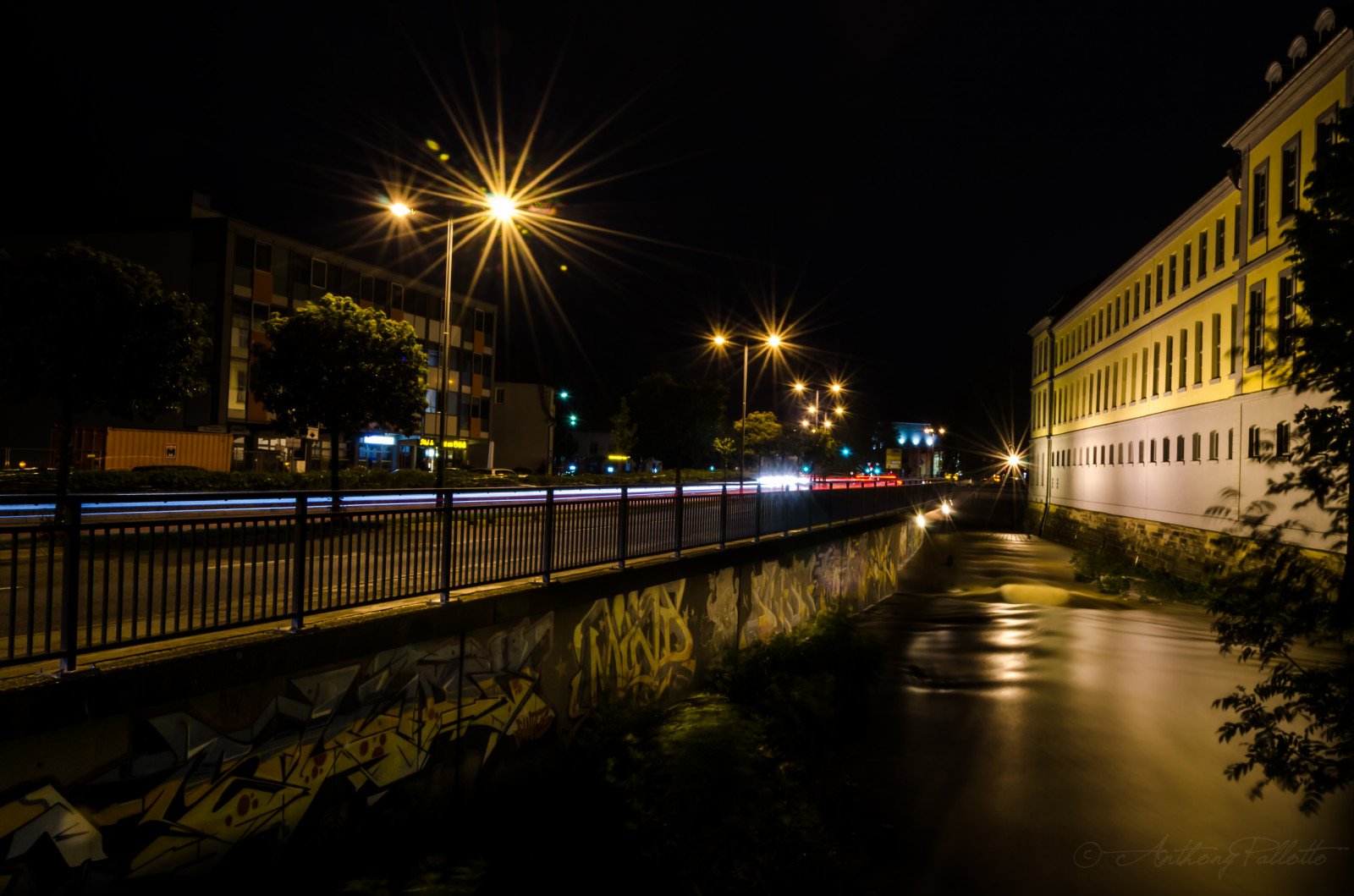 město, longexposure, modrý, stromy, Červené, městský, bílý, odraz, zelená, cars, voda, žlutý, budovy, Německo, krajina, venku, Bavaria, grafiti, kanál, fotografie, Nikon, umělec, řidičský, provoz, pouliční osvětlení, obrázek, Rozmazané, Světlomety, světlice, tekoucí, lampy, dSLR, tagging, koncová světla, 36 Crazyfists, plápolající, Ansbach, D7000, theallnightlights