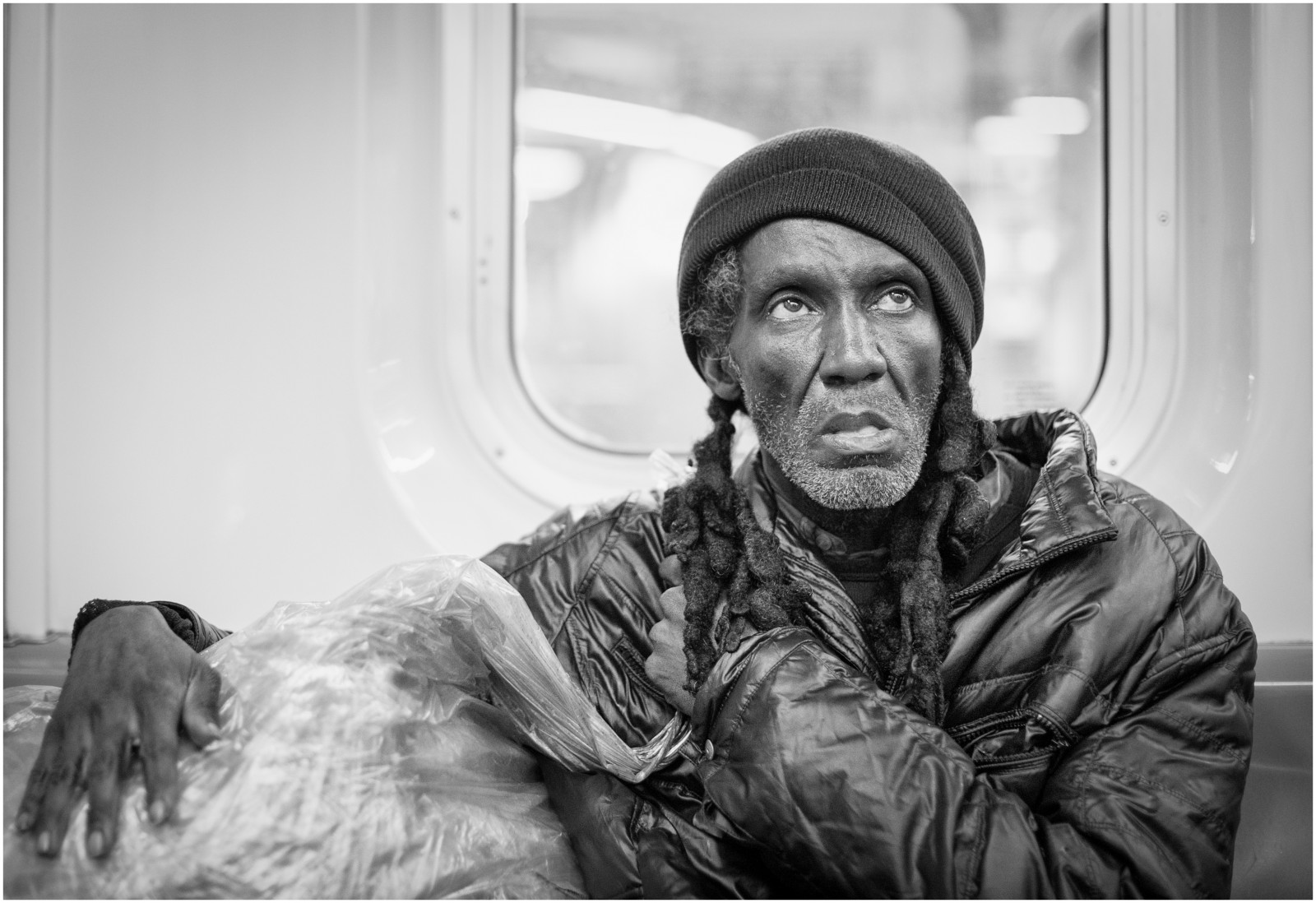 uomini, persone, bianca, nero, vecchio, monocromo, ritratto, strada, fotografia, Nikon, Stati Uniti d'America, emozione, metropolitana, Persona, Metro, noir, 50 millimetri, bw, Sorriso, uomo, New York, silenzio, vista stradale, umano, fotografia, senza casa, ruta, blanc, Candido, maschio, considerare, nb, solitudine, istantanea, D700, inaspettato, bianco e nero, fotografia in bianco e nero, fotografia di ritratto, peli del viso, tristesse, Licari, Pauvret, stock photography, human behavior