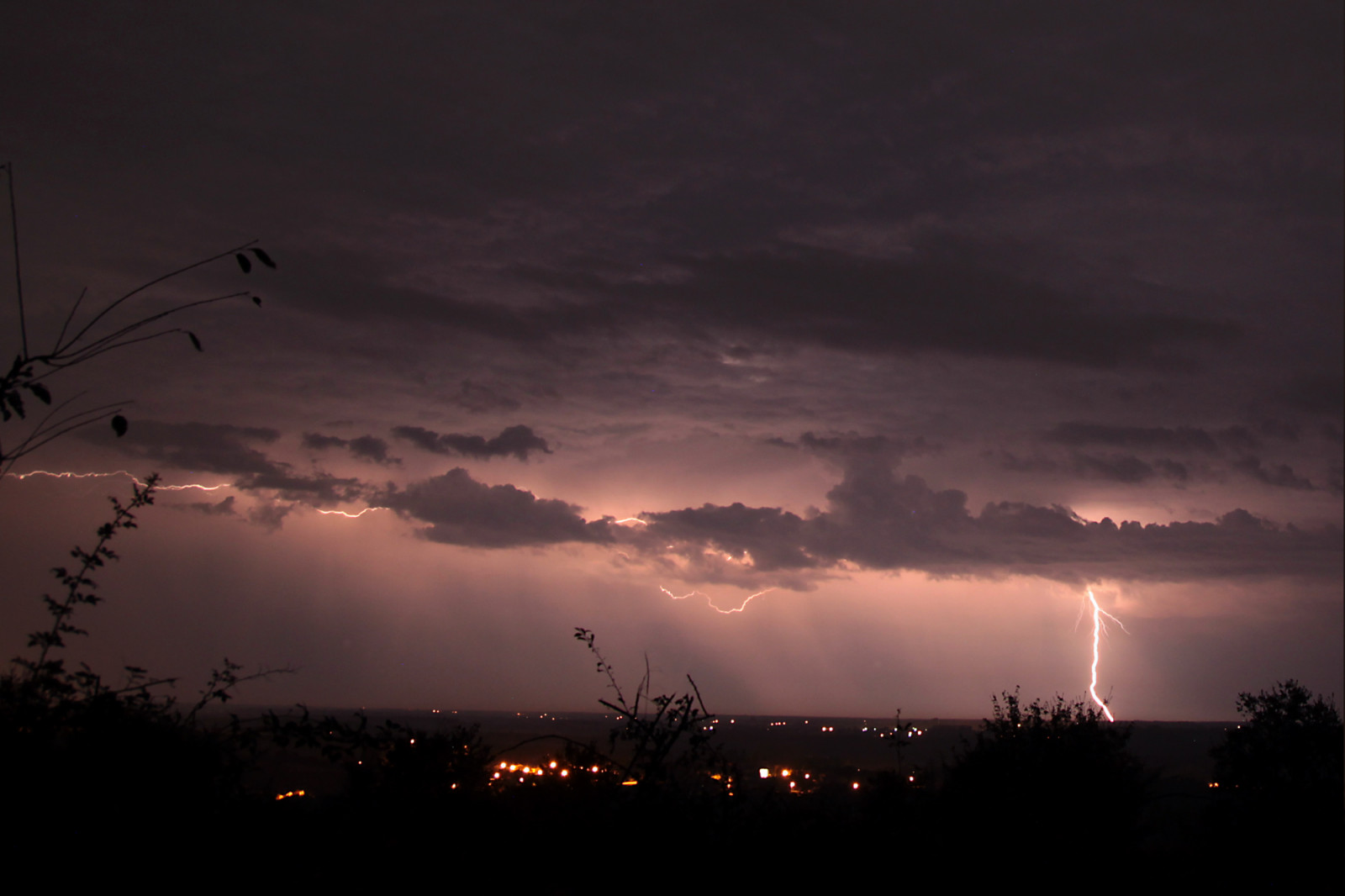 západ slunce, noc, nebe, mraky, uklidnit, Blesk, bouřka, večer, vítr, horizont, atmosféra, soumrak, hrom, elektřina, mrak, strom, svítání, bouřka, tma, ciel, mraky, během dne, energie, orage, Atmosféra Země, odlesk, meteorologický jev, kupa, elektrické napájení, jev, Eclair