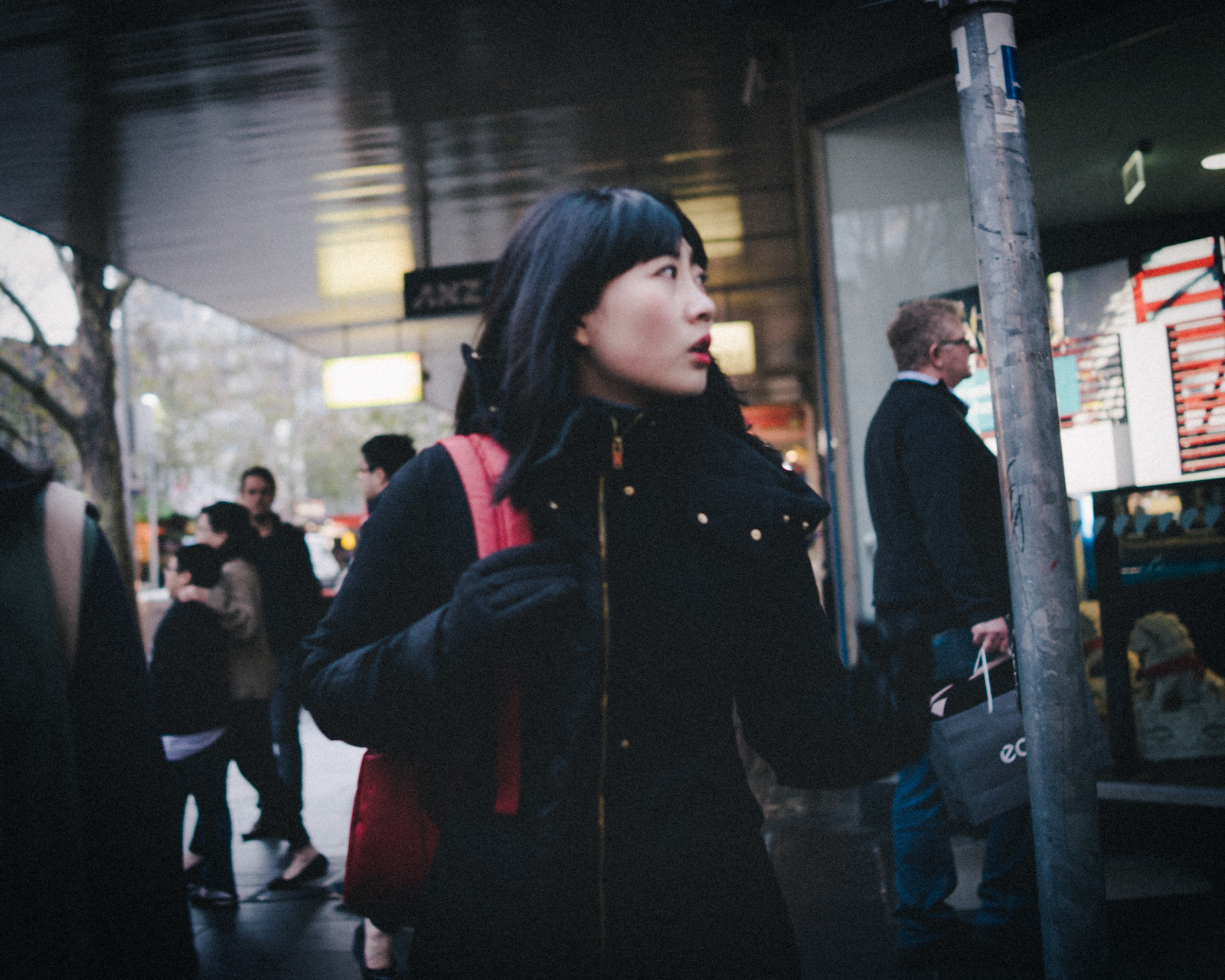 lidé, oči, město, ulice, auto, městský, Červené, zima, silnice, fotografování, rukavice, bunda, rty, Sony, Melbourne, přechod, prozkoumat, dívka, dívky, prozkoumal, zábava, styl, tma, dav, rx1, upřímný, momentka, elektronické zařízení