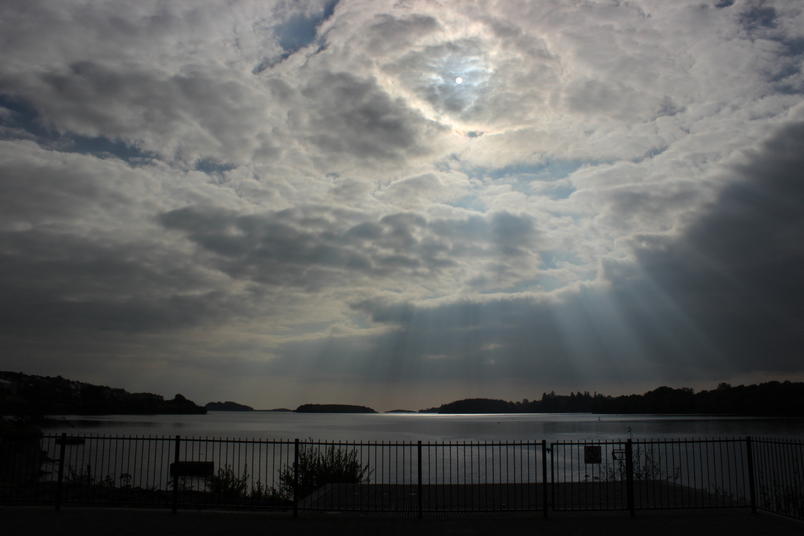 sollys, landskab, solnedgang, hav, sø, vand, afspejling, himmel, solopgang, berolige, storm, aften, morgen, kyst, flod, Sol, horisont, atmosfære, Irland, skumring, Sky, stråler, træ, daggry, mørke, reservoir, dagtimerne, loch, computer tapet, meteorologisk fænomen, cumulus, fænomen, crepuscularrays, donegalbay, thegreenislands