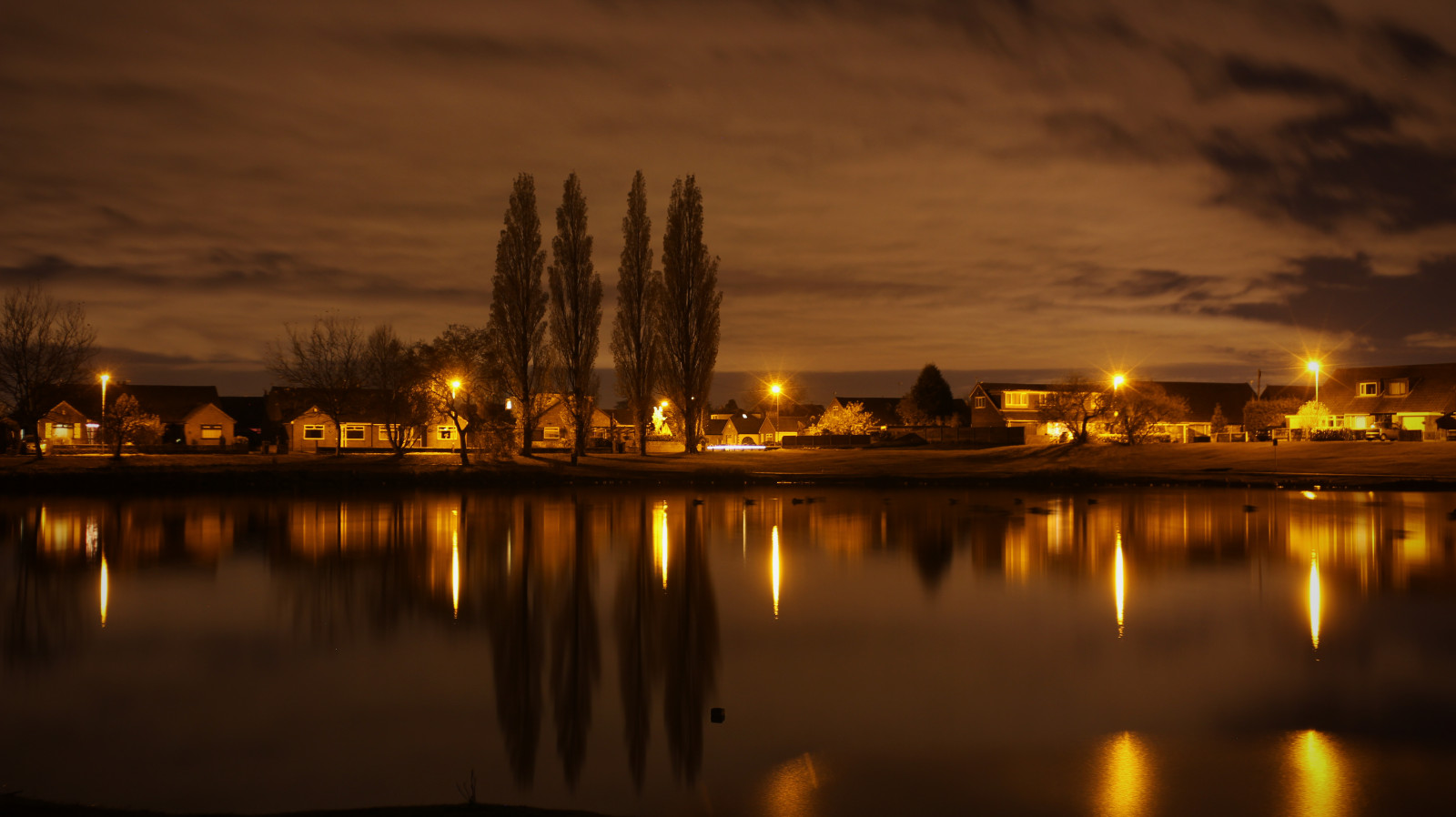 odraz, noc, voda, nebe, večer, osvětlení, soumrak, město, panoráma města, západ slunce, turistická atrakce, svítání, řeka, uklidnit