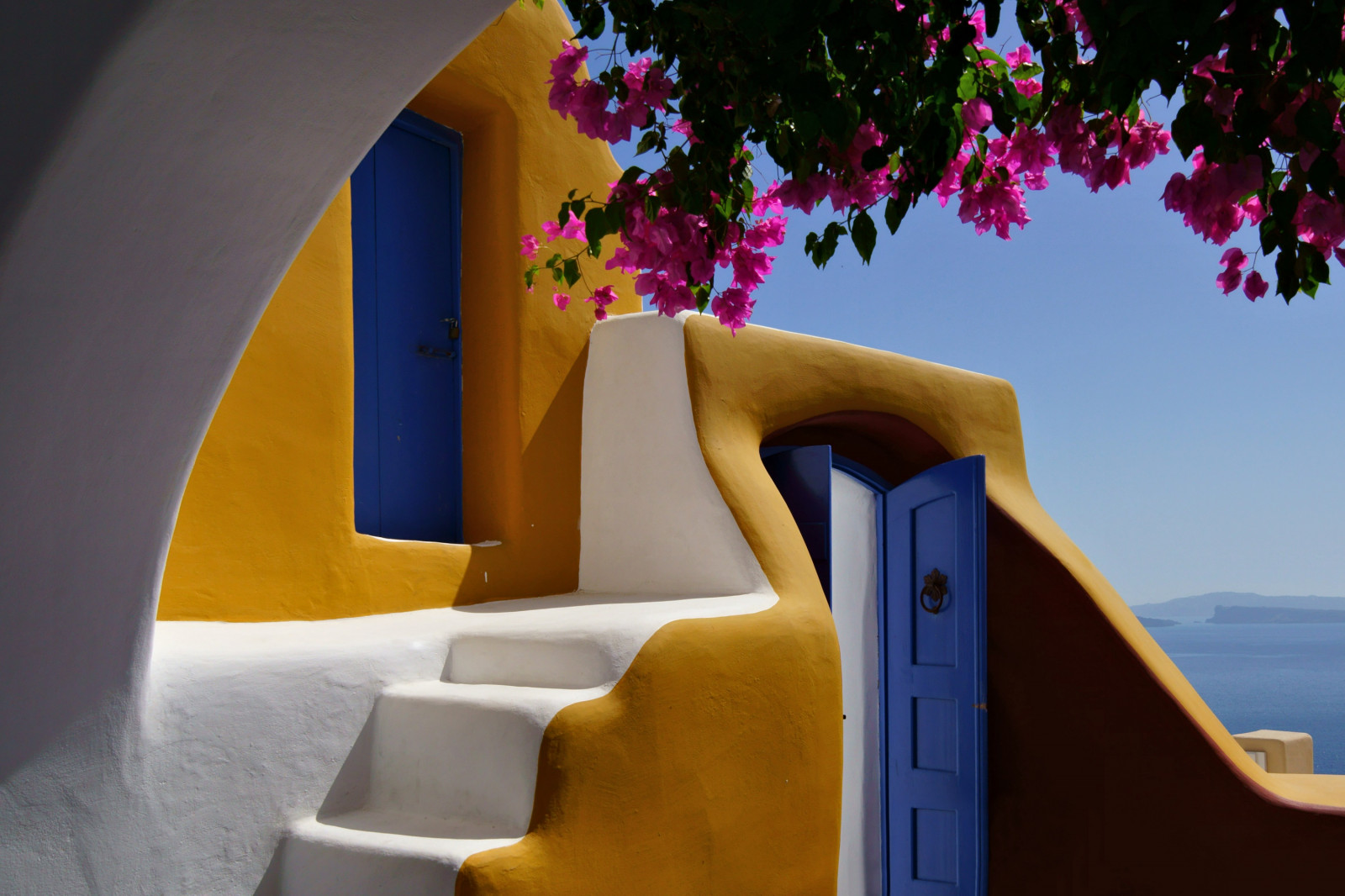 okno, Červené, stěna, Dům, žlutý, modrý, Řecko, Santorini, 2013, popínavé rostliny, září, světlo, barva, sezóna, tvar, design, domů, Andreas, hellas, ellada, Griechenland, Santorin, kyklady, Thira, andreaspeters, Peters, oia, bougainville, drillingsblume, bougainvillee, bougainvillie, chromasuites