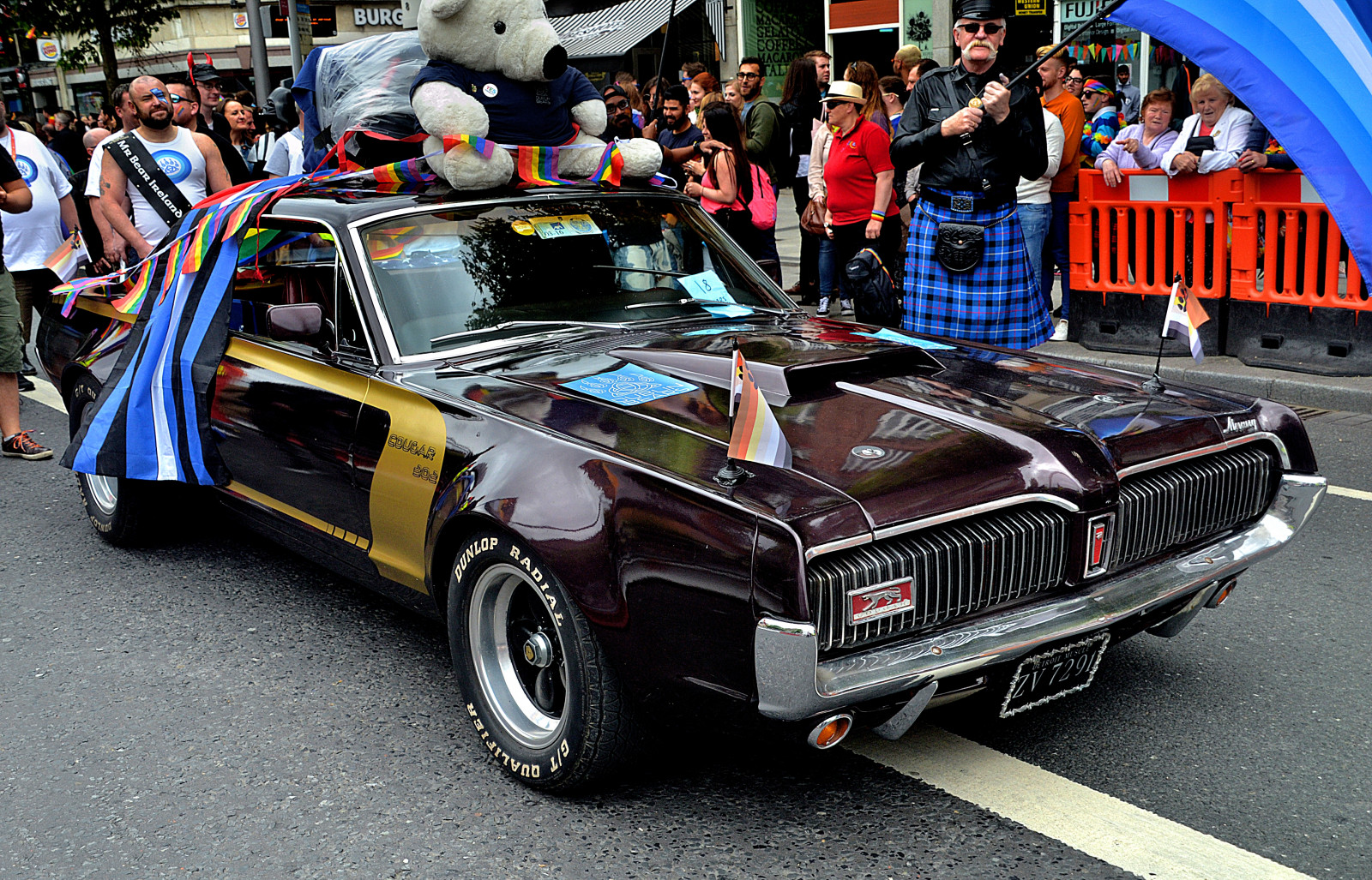 auto, ulice, město, Irsko, lidé, Dublin, Krásná, krása, tvář, auto, vinobraní, logo, průduch, fotografování, j, Nikon, automobil, republika, kilt, Rtuť, sval, chodník, vlajka, medvědi, dav, kola, Detroit, Talíř, hrdost, joe, přední, irsko, průvod, gril, událost, LGBT, použití, pouze, redakční, Bestie, bariéra, motor, trouba, GT, čepec, Tamron, zavrčení, Puma, reg, kupé, Registrace, 302, Radiální, stíhání, přívod, Dunlop, Fitzpatrick, livrej, motown, MotorCity, motorové vozidlo, Kvalifikátor, ojf, Twoseat, D3100, ojfitzpatrick, Zv7291