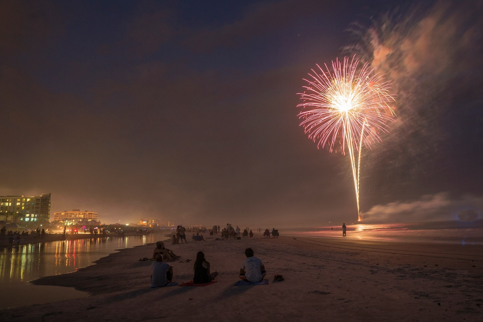 Fondos de pantalla noche, playa, fuegos artificiales, oscuridad, Día