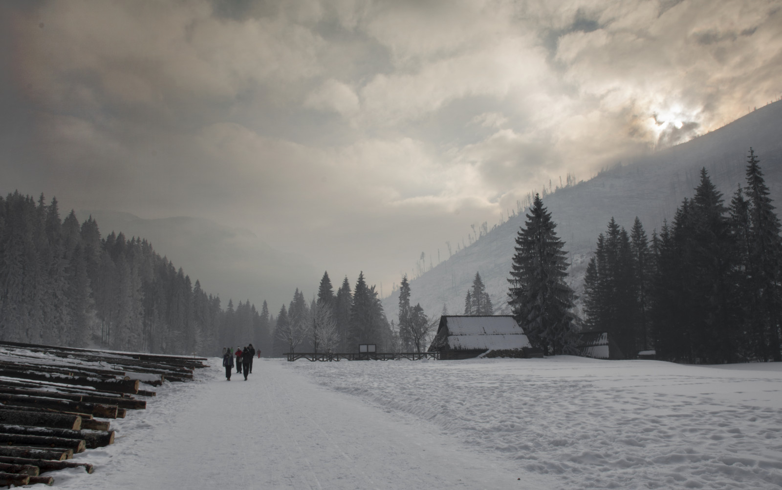 sollys, træer, landskab, hvid, bjerge, bakke, natur, himmel, parkere, udendørs, sne, vinter, Mark, vej, fotografering, skyer, træ, hus, skyline, is, kold, aften, morgen, tåge, frost, magi, horisont, verden, atmosfære, dal, hytte, Polen, guld, dagslys, sti, Alperne, lyse, vandring, gå, Fryser, Tåget, Zakopane, paysage, ferie, Serenity, trekking, lys, fredfyldte, Sky, scene, træ, national, gylden, landskab, overskyet, tåge, rejse, gå, dag, flickr, Landschaft, bjerg, udsigt, udendørs, naturlig, Foto, snedækket, Frosset, sjovt, helligdage, uden for, cielo, naturaleza, paisaje, natur, skov, sti, chill, spore, rejse, blanc, Tatry, computer tapet, bjergrige landskabsformer, geologisk fænomen, bjergkæde, iskold landskabsform, vinter storm, meteorologisk fænomen, fænomen, lysning, Tatras