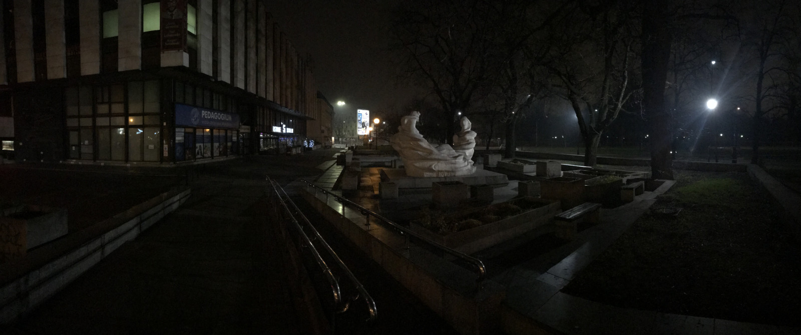 automotive Lighting, druh dopravy, budova, strom, elektřina, povrch vozovky, rostlina, město, půlnoc, sochařství, silnice, světlomet, tma, bojové vozidlo, černobílý, ulice, svítidlo, monochromatické fotografování, security lighting, nádrž, noc, nebe, pc hry, zima, dráha, večer, socha, vojenské vozidlo, pruh, asfalt