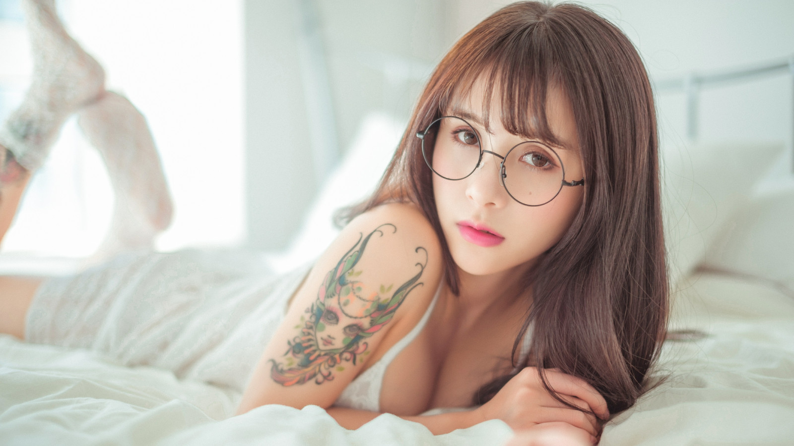 briller, hud, samling, hoved, læbe, frisure, øjenbryn, skulder, vision pleje, øje, øjenvipper, mund, muskel, ben, human, hals, menneskelige legeme, mode, briller, sort hår, lår, bryst, lagdelte hår, temporary tattoo, bagagerum, pandehår, komfort, langt hår, tatovering, albue, menneskelige ben, brunt hår, tæt på, smykker, mave, nøgenmodel, kød, sengetøj, hår farve, portrætfotografering, værelse, hime cut, barn, illustration, sidder, Photo shoot, mode tilbehør, rødt hår, sengetøj, model