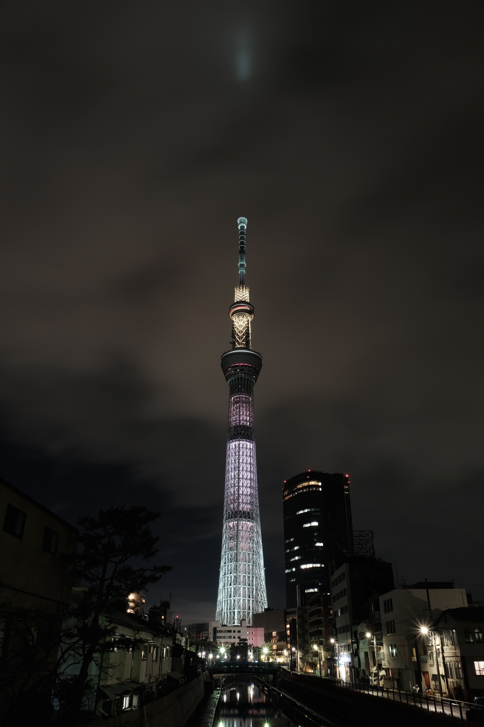 by, bybilledet, nat, arkitektur, afspejling, skyline, skyskraber, aften, tårn, skumring, metropol, Tokyo, Fujifilm, Skytree, lys, Sky, overskyet, mørke, Fujinon, milepæl, Tokyo Skytree, classicchrome, x, whitechocolat, xt1, xf18135mmf3556rlmoiswr, xf18135mm, atmosfære af jord, menneskelig bosættelse