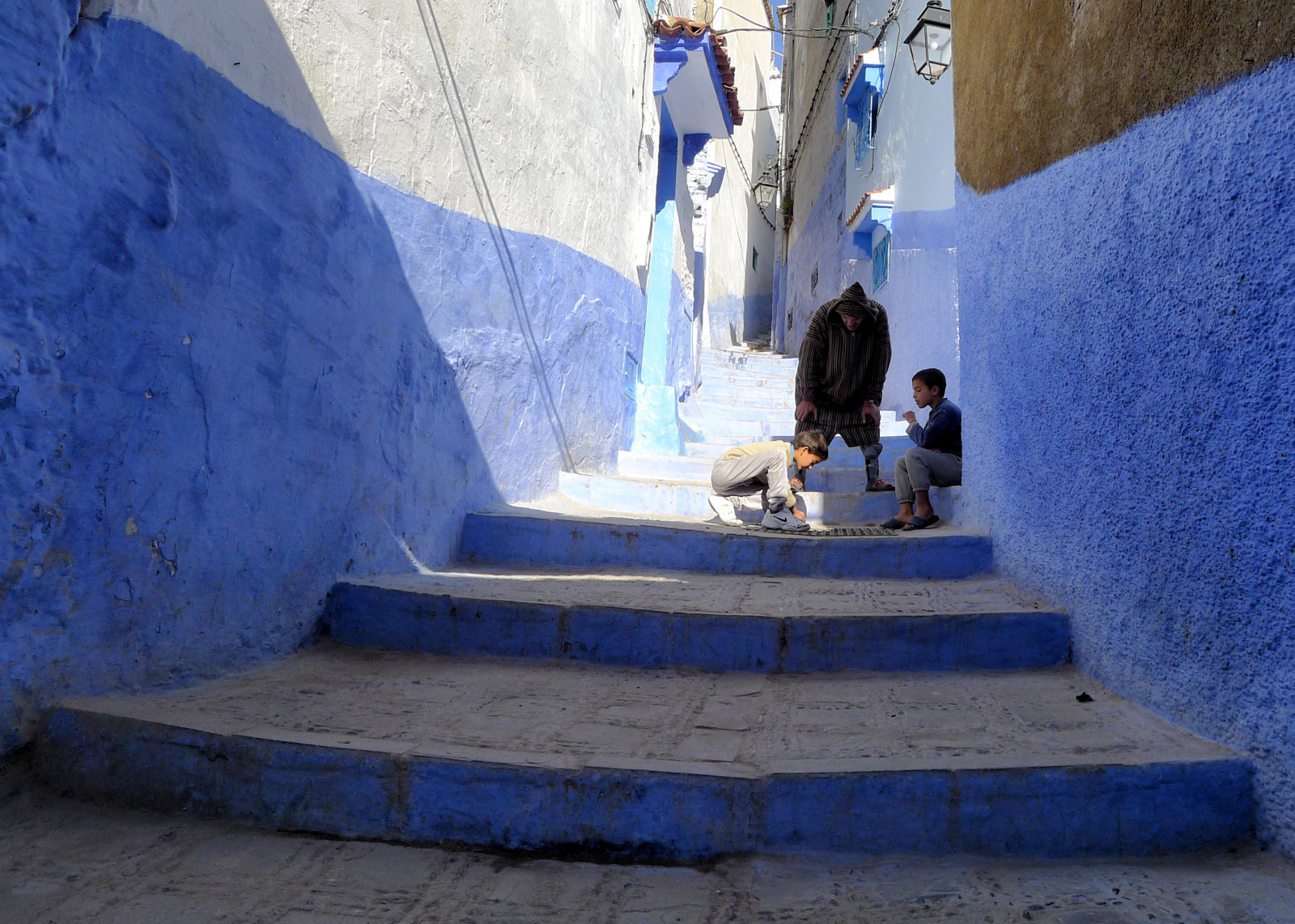 ulice, modrý, hrací, muž, chlapci, alej, sedící, stíny, kroky, Slunný, Maroko, Medina, lampy, Chefchaouén