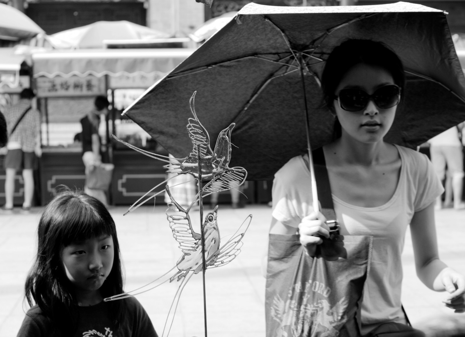 lidé, bílý, Černá, ženy, černobílý, město, deštník, život, oblečení, dítě, tělesné, fotografie, Černý a bílý, monochromatické fotografování