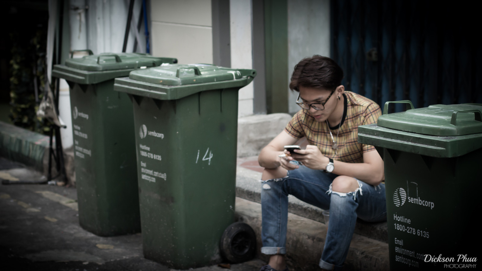 lidé, oči, ulice, noc, Singapore, Asie, asijský, pole, fotografování, kouř, kouření, zelená, stop, odpadky, bokeh, běh, spěch, pátek, F14, 50mm, hluboký, východní, bublina, muž, odpočinout si, hloubka, fotografie, turista, upřímný, moment, koše, Snímek obrazovky, pruh, rozhodující, myslel, mělký, sg, zásobník, albert, měnič, Haji, přímo z ulice, sembcorp