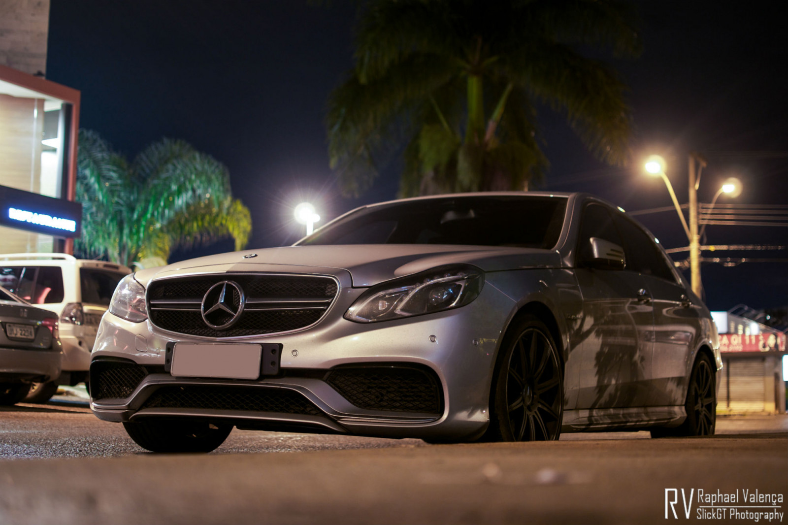 sport, noc, auto, vozidlo, fotografování, Supercars, Německo, kapuce, Mercedes Benz, Nikon, sportovní auto, pneumatika, Brazílie, stříbrný, 35MM, Brasil, kupé, ENB, řidičský, výkon auta, Němec, exotický, limuzína, Carros, Raphael, Marco, 2014, AMG, benz, světlo, kolo, cars, motor, D3100, 62, auto, V8, show, automobil, okraj, superauto, mercedes, df, březen, nikonflickraward, Alemanha, E, 18g, výhradní, noite, worldcars, automotive, Brasilia, Prata, exotické, exoticos, carporn, 63, automobilového designu, automobilový exteriér, luxusní vůz, germancars, rodinný vůz, nárazník, kompaktní vůz, motorové vozidlo, v6, automotive pneumatiky, osobní luxusní automobil, výkonné auto, sportovní sedan, Mercedes Benz W212, městské auto, střední velikost auta, auto show, světlomet, auto part, E63, úhledný, federální, Valen, BSB, AUTOMOVEIS, Veículos, Exclusivos, kola z lehkých slitin, automotive Lighting, distrito, Automobilli, 4matic, automotive wheel system